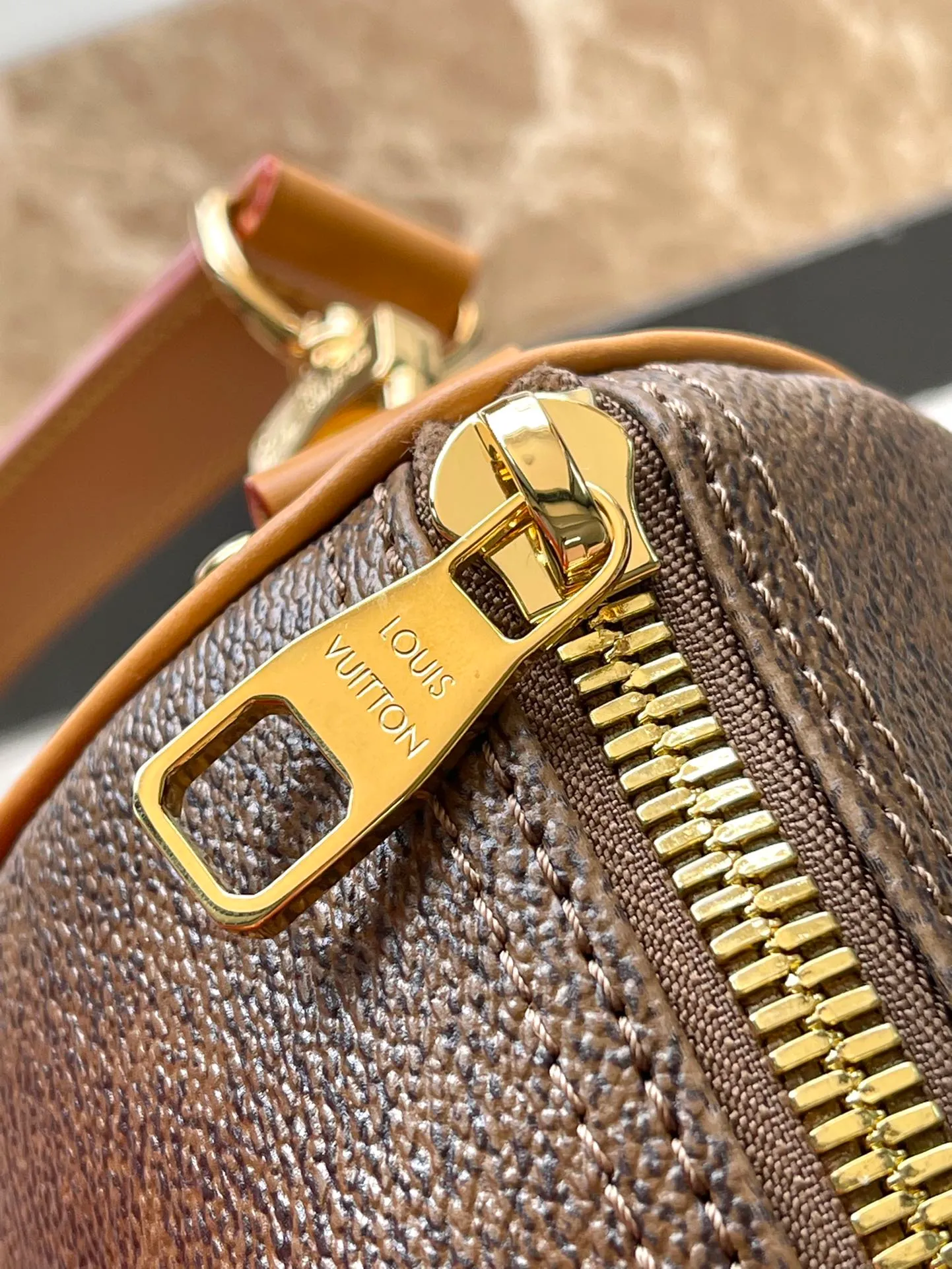 💰1100 Top Original M11542 This Keepall Bandouliere 25 handbag draws western inspiration and uses Pharrell Wiliams’ new Monogram Dust canvas to present a faded effect Monogram pattern. The top handle, detachable shoulder strap and reinforced side straps are all made from distressed cowhide leather and are compactly constructed to hold a cell phone, wallet and other small items. Dimensions: 25 × 15 × 11 cm