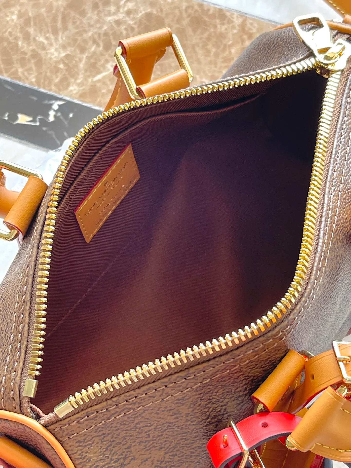💰1100 Top Original M11542 This Keepall Bandouliere 25 handbag draws western inspiration and uses Pharrell Wiliams’ new Monogram Dust canvas to present a faded effect Monogram pattern. The top handle, detachable shoulder strap and reinforced side straps are all made from distressed cowhide leather and are compactly constructed to hold a cell phone, wallet and other small items. Dimensions: 25 × 15 × 11 cm