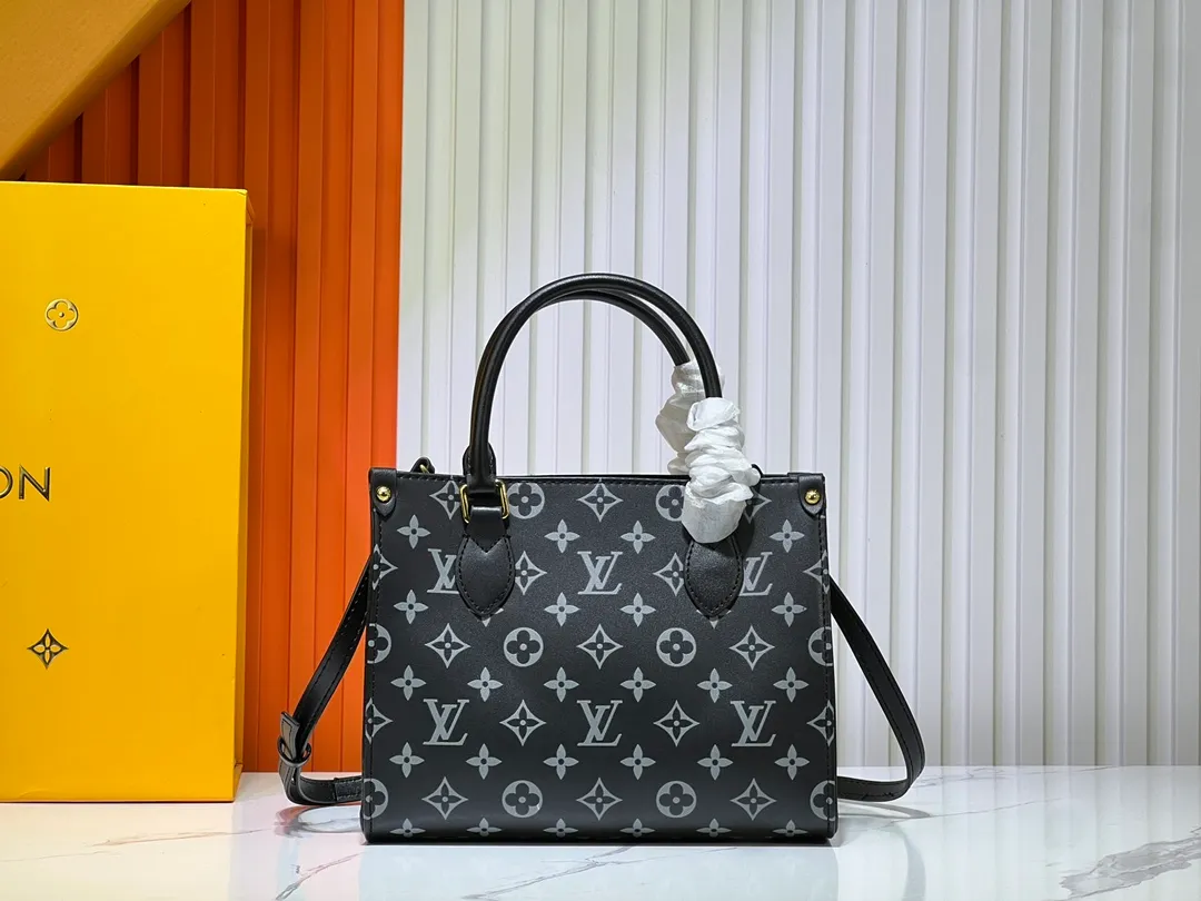 Batch 260💰Upgraded from the original M12465 M12775 M45659 M45607 MM45595 M46531 M45495 This Monogram Ink series OnTheGo medium handbag has a matte texture of smooth cow leather, and the rivet tabs on the corners pay tribute to the brand's classic hard box design. The neat interior has a large zipper pocket for storing banknotes and receipts. Dimensions: 25 x 19x 11 cm (length x height x width)