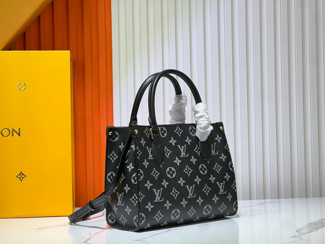 Batch 260💰Upgraded from the original M12465 M12775 M45659 M45607 MM45595 M46531 M45495 This Monogram Ink series OnTheGo medium handbag has a matte texture of smooth cow leather, and the rivet tabs on the corners pay tribute to the brand's classic hard box design. The neat interior has a large zipper pocket for storing banknotes and receipts. Dimensions: 25 x 19x 11 cm (length x height x width)