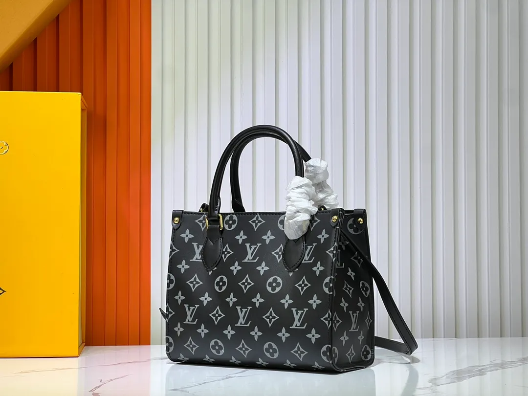 Batch 260💰Upgraded from the original M12465 M12775 M45659 M45607 MM45595 M46531 M45495 This Monogram Ink series OnTheGo medium handbag has a matte texture of smooth cow leather, and the rivet tabs on the corners pay tribute to the brand's classic hard box design. The neat interior has a large zipper pocket for storing banknotes and receipts. Dimensions: 25 x 19x 11 cm (length x height x width)