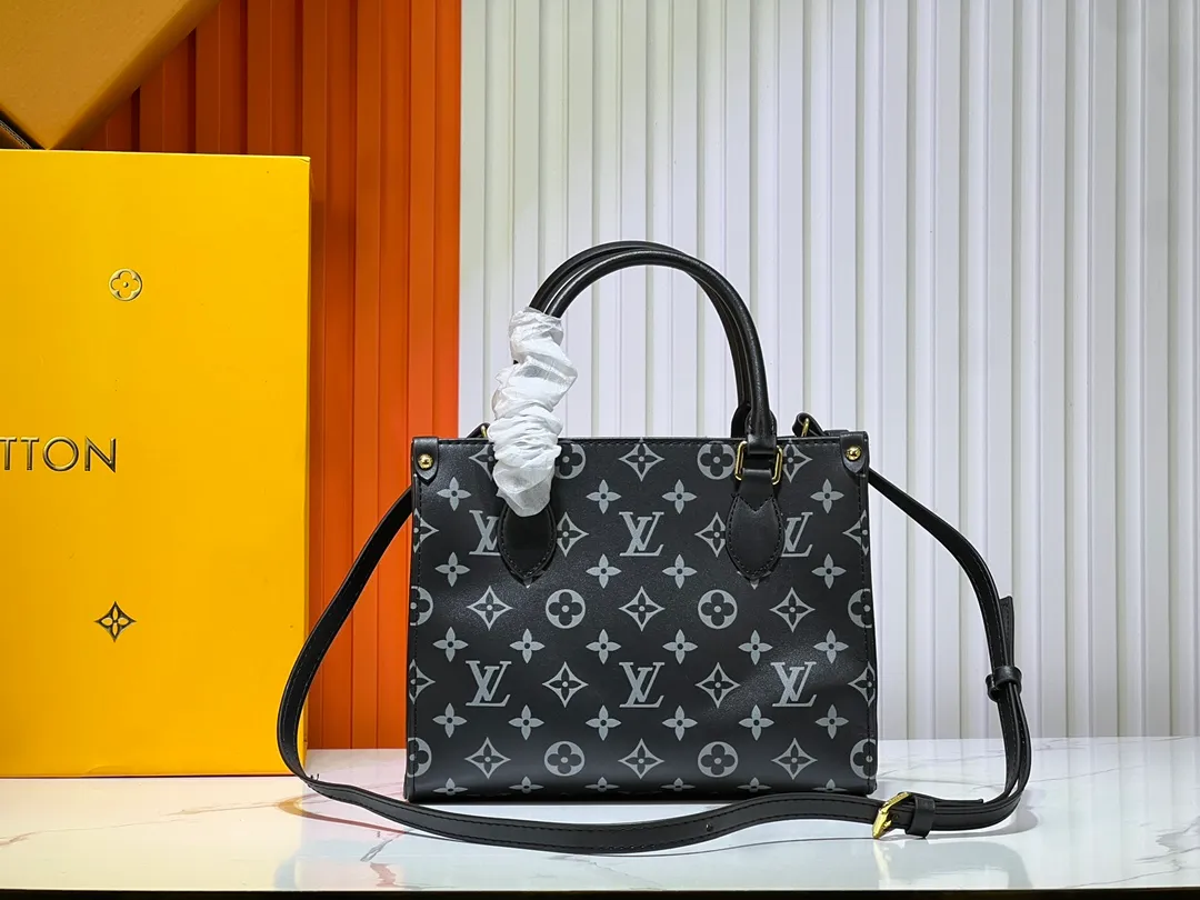 Batch 260💰Upgraded from the original M12465 M12775 M45659 M45607 MM45595 M46531 M45495 This Monogram Ink series OnTheGo medium handbag has a matte texture of smooth cow leather, and the rivet tabs on the corners pay tribute to the brand's classic hard box design. The neat interior has a large zipper pocket for storing banknotes and receipts. Dimensions: 25 x 19x 11 cm (length x height x width)