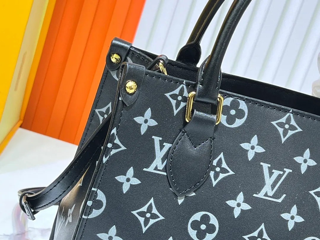 Batch 260💰Upgraded from the original M12465 M12775 M45659 M45607 MM45595 M46531 M45495 This Monogram Ink series OnTheGo medium handbag has a matte texture of smooth cow leather, and the rivet tabs on the corners pay tribute to the brand's classic hard box design. The neat interior has a large zipper pocket for storing banknotes and receipts. Dimensions: 25 x 19x 11 cm (length x height x width)