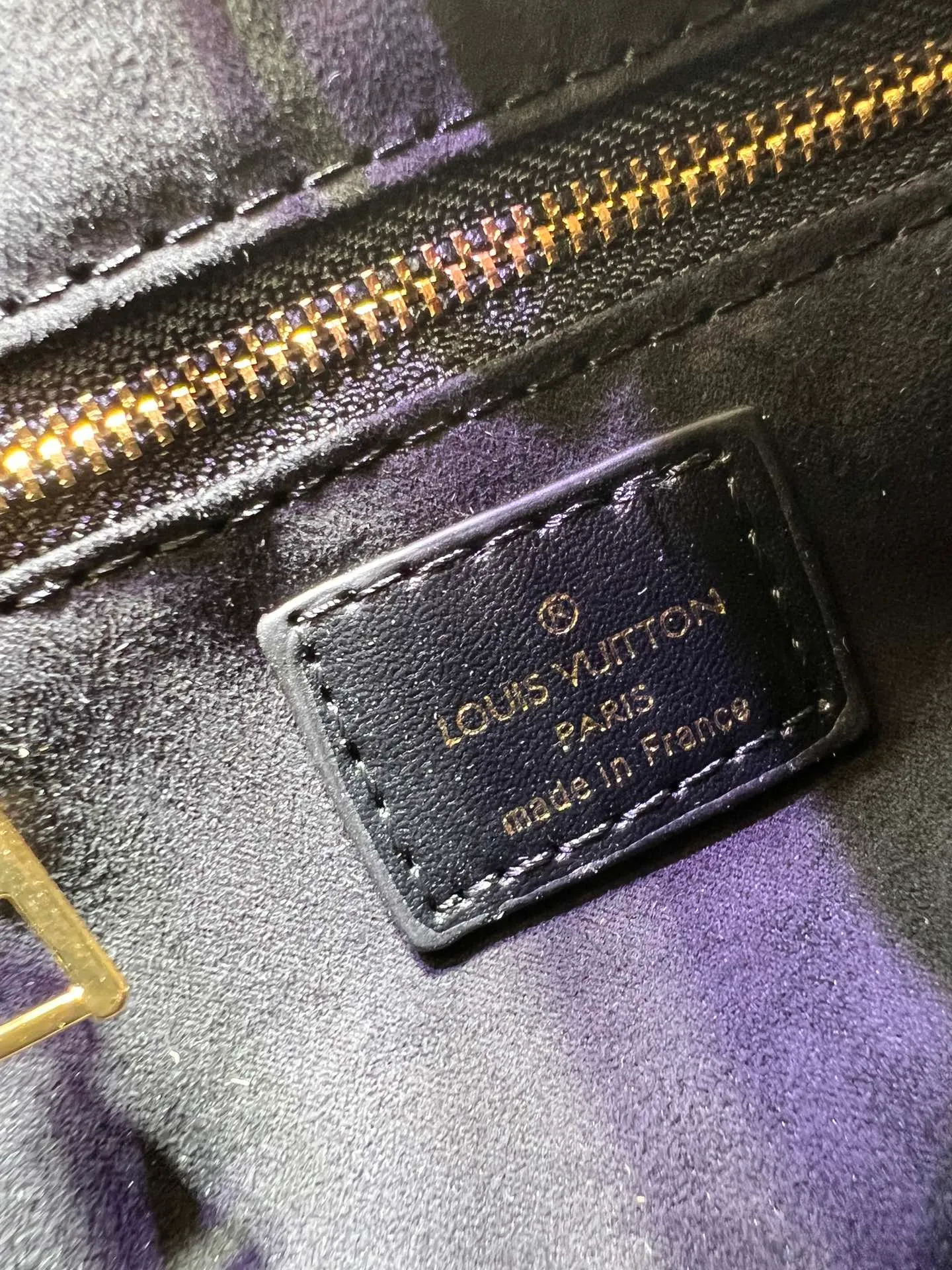Batch 260💰Upgraded from the original M12465 M12775 M45659 M45607 MM45595 M46531 M45495 This Monogram Ink series OnTheGo medium handbag has a matte texture of smooth cow leather, and the rivet tabs on the corners pay tribute to the brand's classic hard box design. The neat interior has a large zipper pocket for storing banknotes and receipts. Dimensions: 25 x 19x 11 cm (length x height x width)