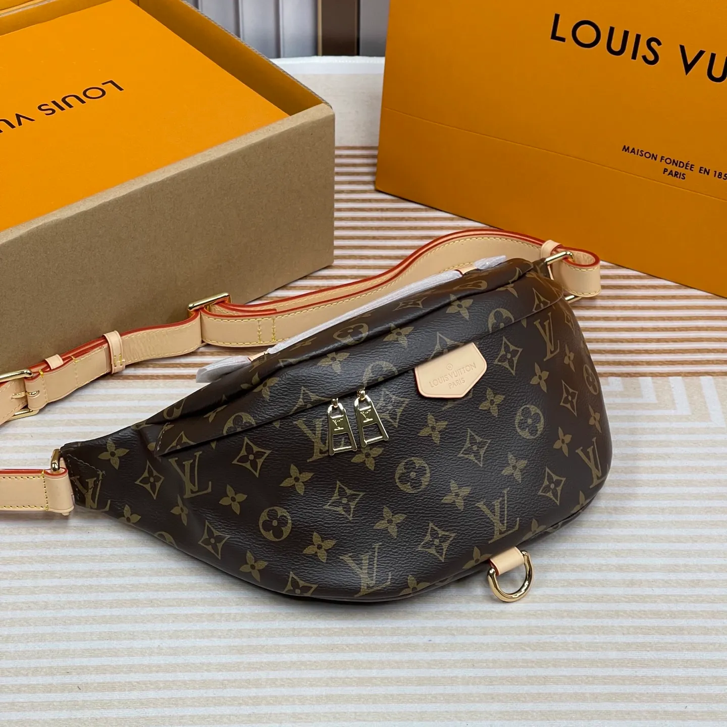 [Upgraded version] P560¥ Upgraded version · High quality · Semi-steel hardware · Comes with 🎁 gift box packaging, model number: M43644BUMBAG. The waist bag is made of classic Monogram canvas and decorated with "Louis Vuitton Paris" leather patch. This waist bag can add a pure fashionable and casual temperament to the sports look. It can be used as a waist bag, or can be worn on one shoulder or across the body, making it more fashionable. size 37x 14x 13cm