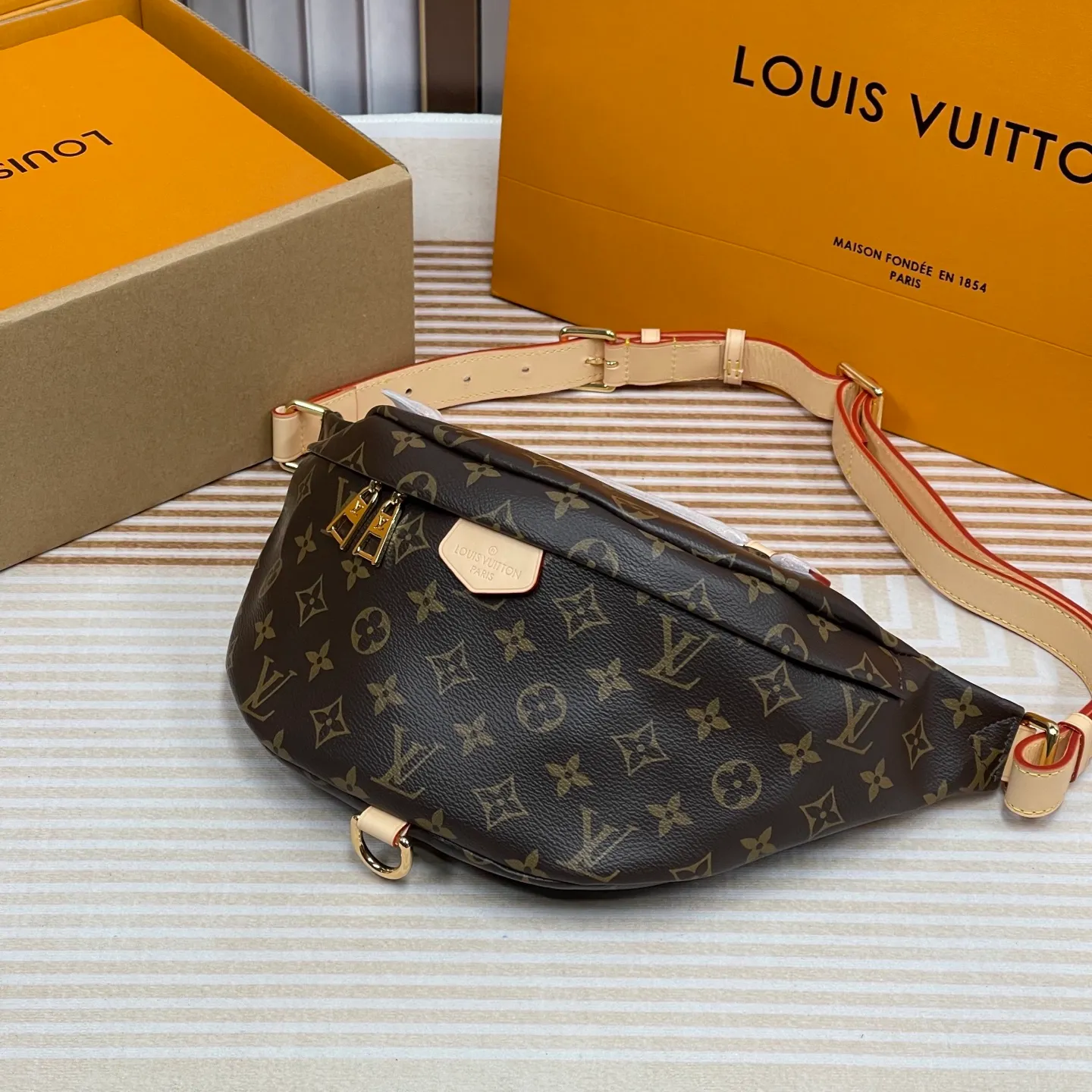 [Upgraded version] P560¥ Upgraded version · High quality · Semi-steel hardware · Comes with 🎁 gift box packaging, model number: M43644BUMBAG. The waist bag is made of classic Monogram canvas and decorated with "Louis Vuitton Paris" leather patch. This waist bag can add a pure fashionable and casual temperament to the sports look. It can be used as a waist bag, or can be worn on one shoulder or across the body, making it more fashionable. size 37x 14x 13cm