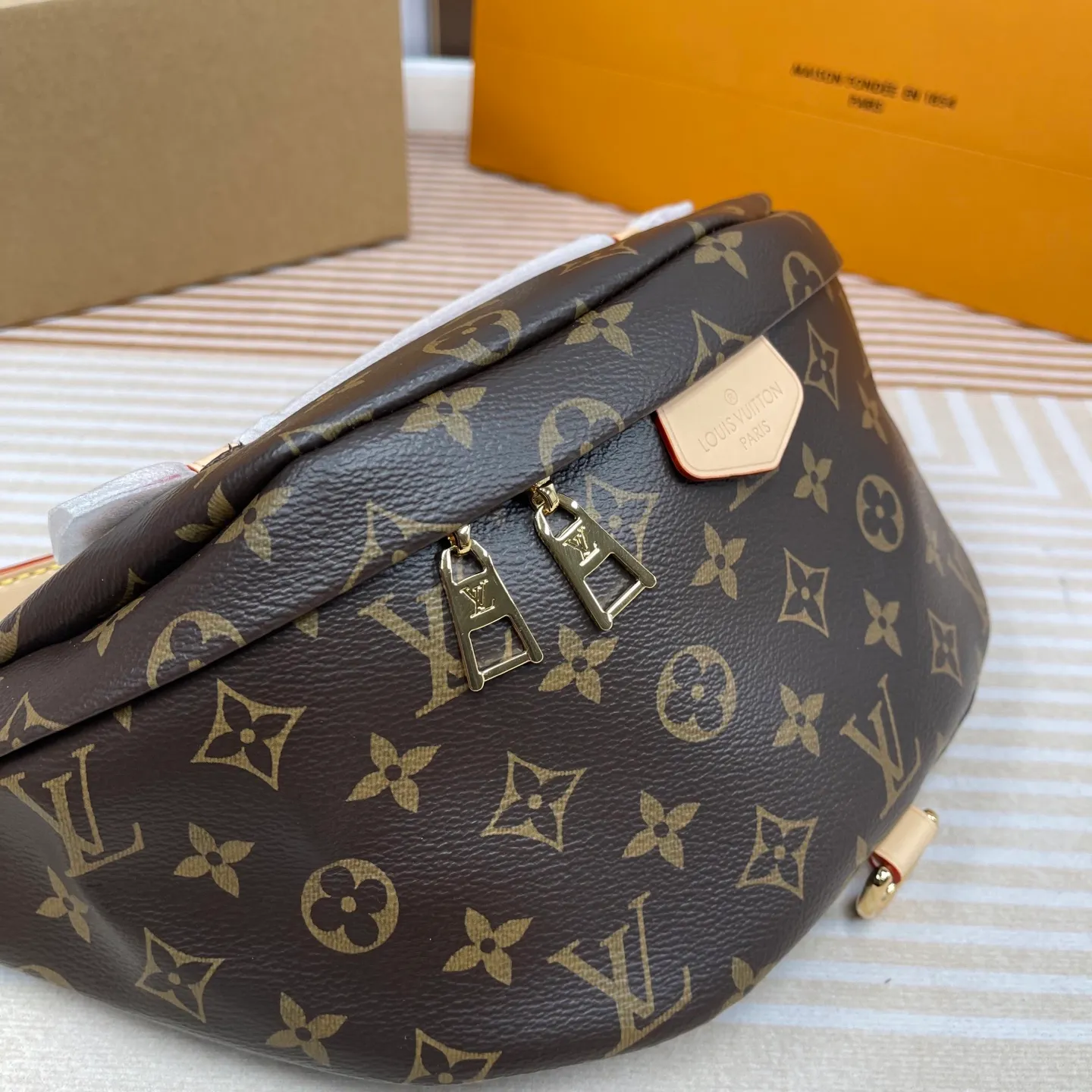 [Upgraded version] P560¥ Upgraded version · High quality · Semi-steel hardware · Comes with 🎁 gift box packaging, model number: M43644BUMBAG. The waist bag is made of classic Monogram canvas and decorated with "Louis Vuitton Paris" leather patch. This waist bag can add a pure fashionable and casual temperament to the sports look. It can be used as a waist bag, or can be worn on one shoulder or across the body, making it more fashionable. size 37x 14x 13cm