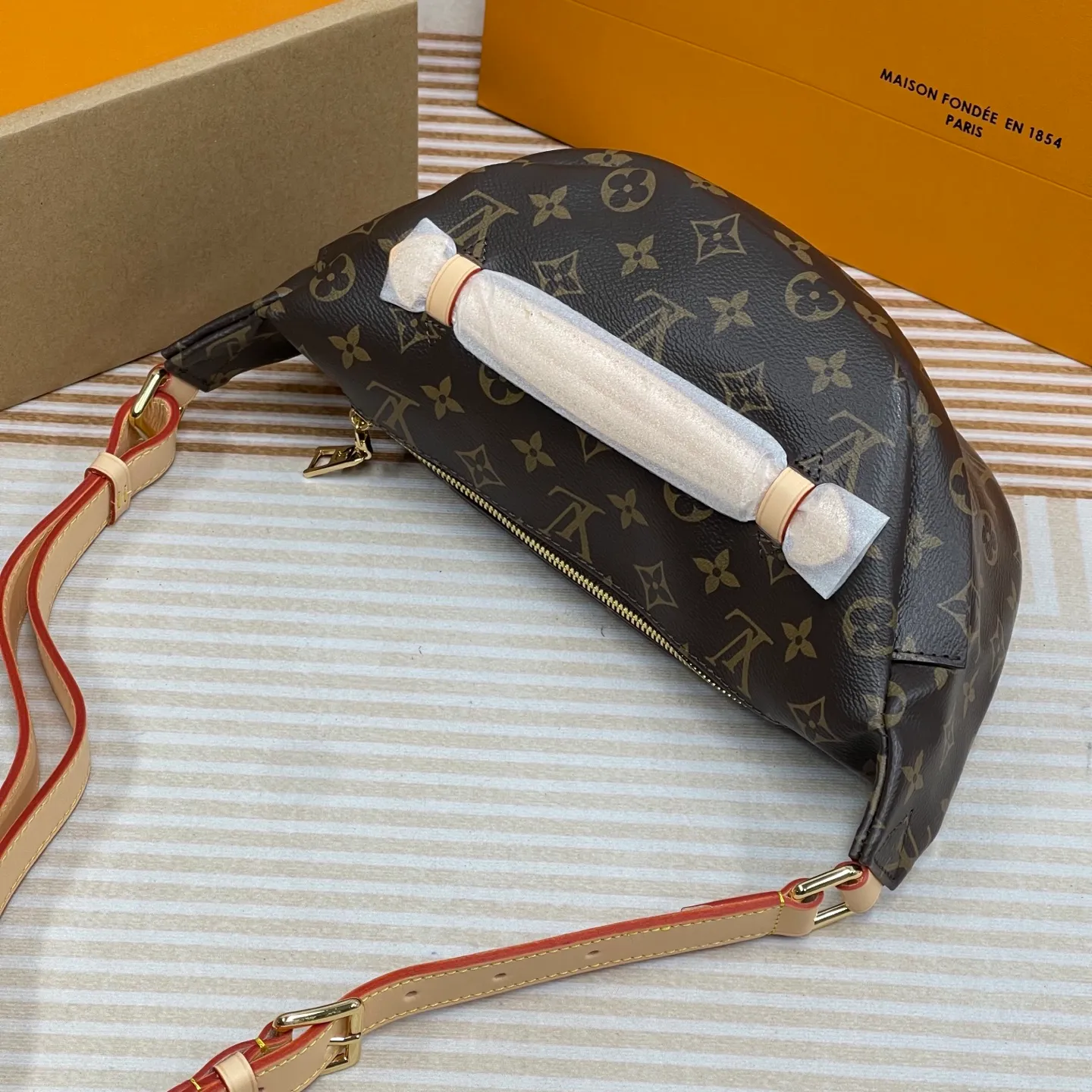 [Upgraded version] P560¥ Upgraded version · High quality · Semi-steel hardware · Comes with 🎁 gift box packaging, model number: M43644BUMBAG. The waist bag is made of classic Monogram canvas and decorated with "Louis Vuitton Paris" leather patch. This waist bag can add a pure fashionable and casual temperament to the sports look. It can be used as a waist bag, or can be worn on one shoulder or across the body, making it more fashionable. size 37x 14x 13cm