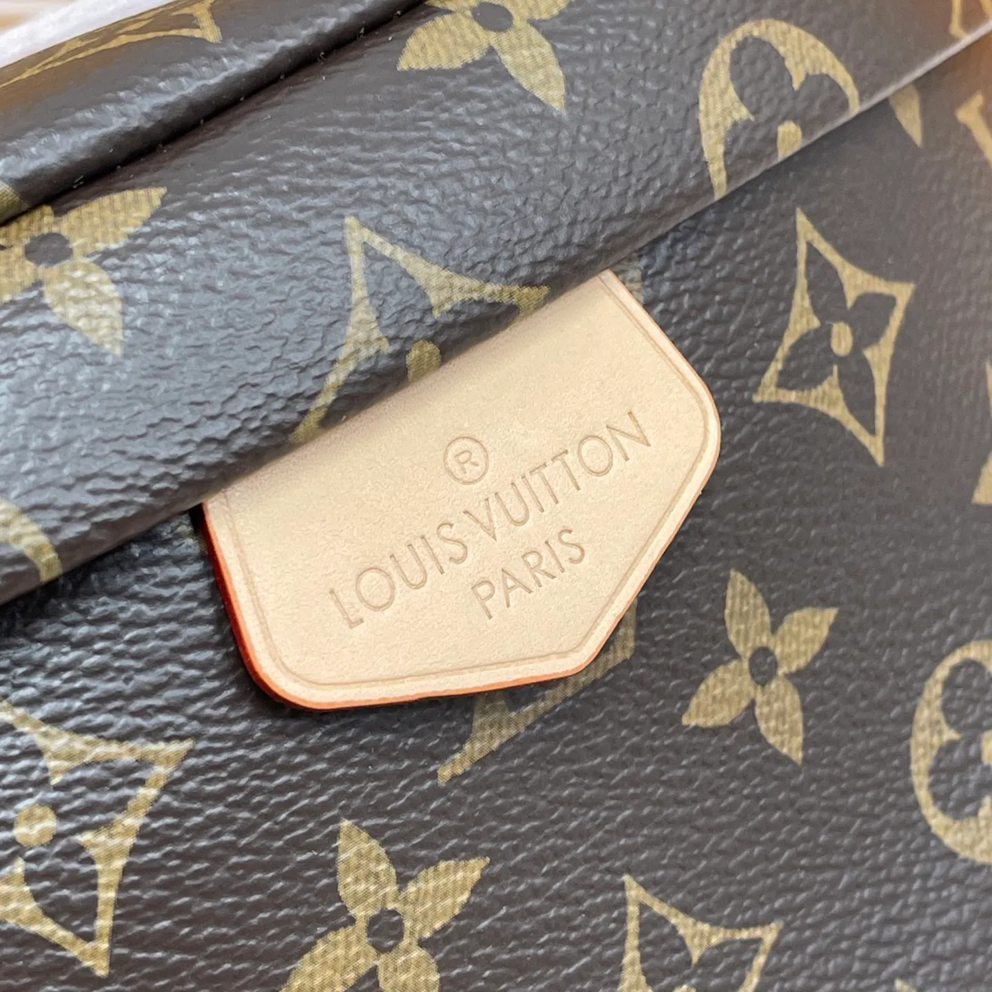 [Upgraded version] P560¥ Upgraded version · High quality · Semi-steel hardware · Comes with 🎁 gift box packaging, model number: M43644BUMBAG. The waist bag is made of classic Monogram canvas and decorated with "Louis Vuitton Paris" leather patch. This waist bag can add a pure fashionable and casual temperament to the sports look. It can be used as a waist bag, or can be worn on one shoulder or across the body, making it more fashionable. size 37x 14x 13cm