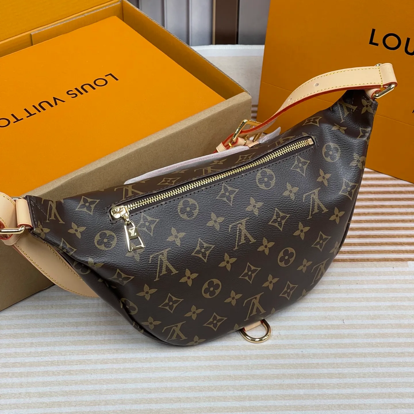 [Upgraded version] P560¥ Upgraded version · High quality · Semi-steel hardware · Comes with 🎁 gift box packaging, model number: M43644BUMBAG. The waist bag is made of classic Monogram canvas and decorated with "Louis Vuitton Paris" leather patch. This waist bag can add a pure fashionable and casual temperament to the sports look. It can be used as a waist bag, or can be worn on one shoulder or across the body, making it more fashionable. size 37x 14x 13cm