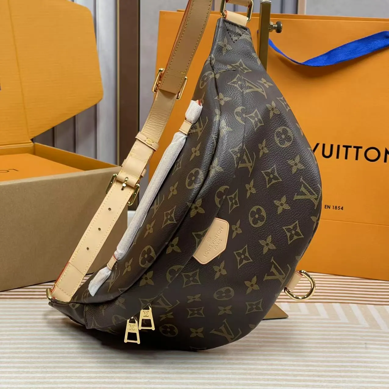 [Upgraded version] P560¥ Upgraded version · High quality · Semi-steel hardware · Comes with 🎁 gift box packaging, model number: M43644BUMBAG. The waist bag is made of classic Monogram canvas and decorated with "Louis Vuitton Paris" leather patch. This waist bag can add a pure fashionable and casual temperament to the sports look. It can be used as a waist bag, or can be worn on one shoulder or across the body, making it more fashionable. size 37x 14x 13cm