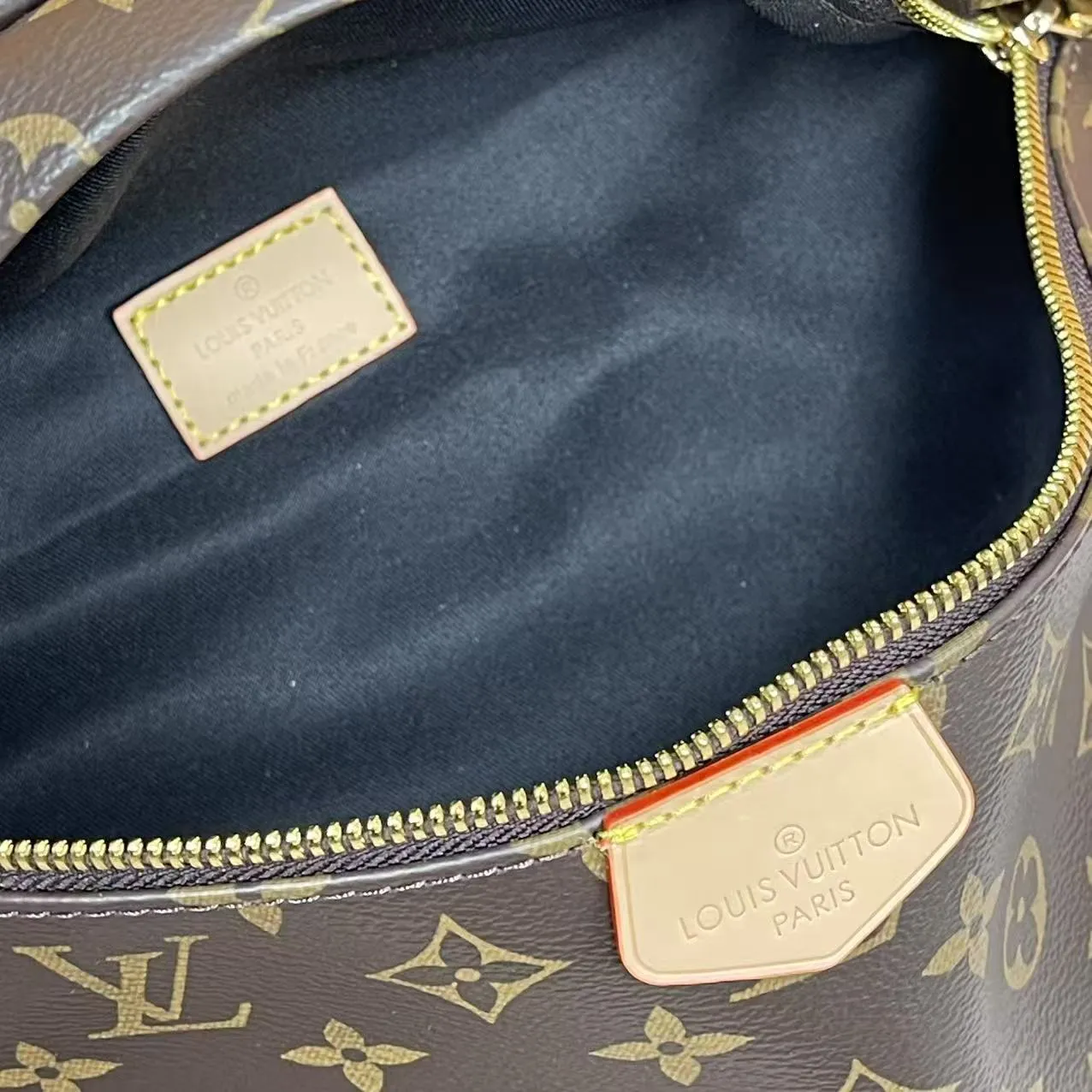 [Upgraded version] P560¥ Upgraded version · High quality · Semi-steel hardware · Comes with 🎁 gift box packaging, model number: M43644BUMBAG. The waist bag is made of classic Monogram canvas and decorated with "Louis Vuitton Paris" leather patch. This waist bag can add a pure fashionable and casual temperament to the sports look. It can be used as a waist bag, or can be worn on one shoulder or across the body, making it more fashionable. size 37x 14x 13cm