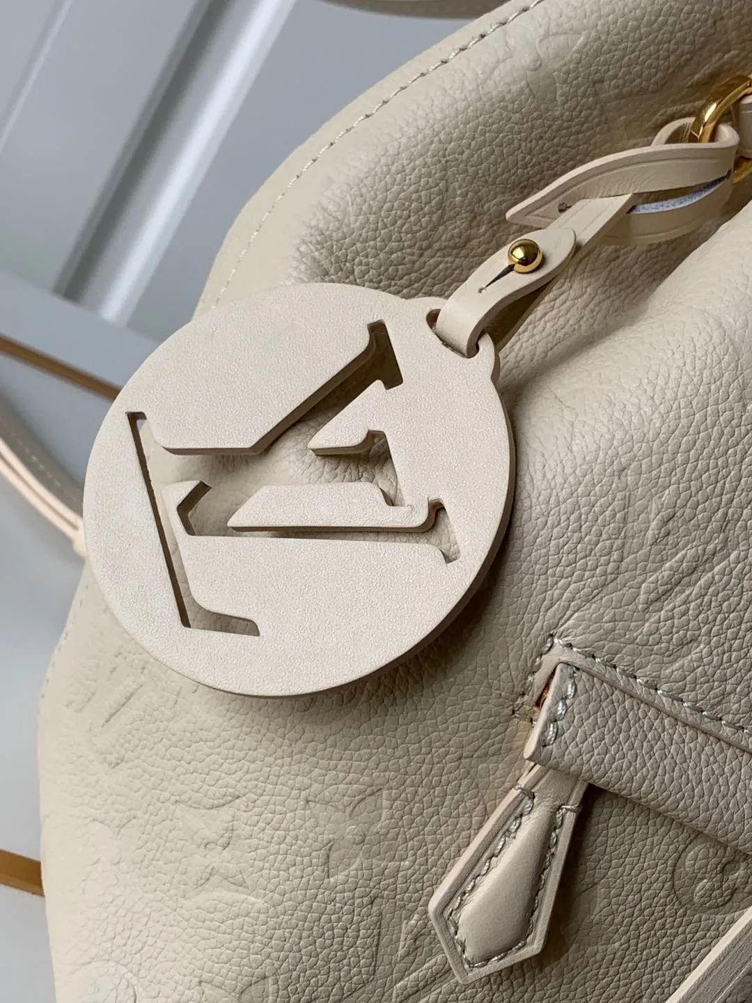 920 top original factory real shot M45205 M45397 The Montsouris backpack, which was launched in 1994, is covered in Monogram Empreinte embossed leather, embellished with retro metal buckles and LV charms. The zippered outer pocket allows for easy access, and the adjustable shoulder strap provides a comfortable shoulder carrying experience. Detailed Features 27.5 x 33.0 x 14.0 cm (Length x Height x Width) Embossed cowhide Cowhide leather trim Microfiber lining Metal hardware Leather carrying handle Adjustable leather shoulder strap Magnetic closure with drawstring Removable leather LV charm Zippered exterior pocket Open interior pocket Handles: Single handle