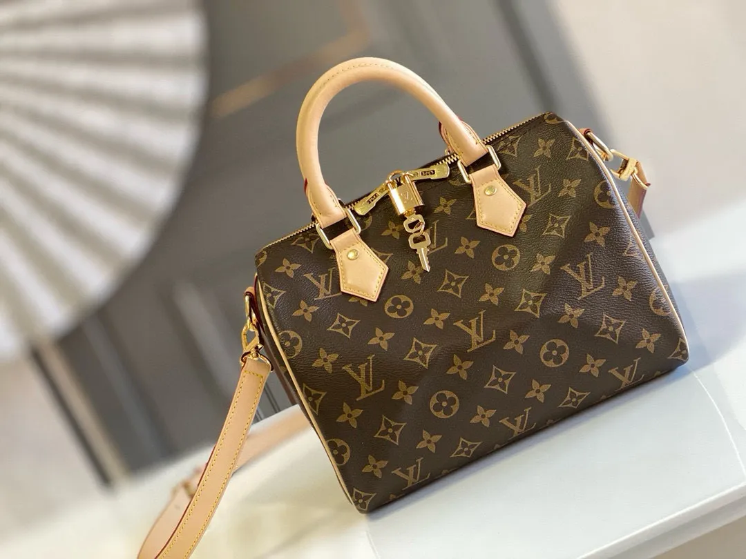 💰760 Top original order M41113 SPEEDY 25 handbag (with shoulder strap) The Speedy 25 handbag is an ideal urban handbag. Iconic shape and classic Monogram canvas, combined with multiple carrying options and luxurious natural cowhide leather trim give the bag a fashion-forward feel. Detailed Features 25 x 19 x 15 cm (Length x Height x Width) Shiny gold-tone hardware and padlock Lockable double zipper closure Internal pocket D-ring for keys and accessories Soft fabric lining Shoulder strap: removable, adjustable Strap half-length: 46.5 cm Half-length strap adjustable to: 55.0 cm Handle: double handle
