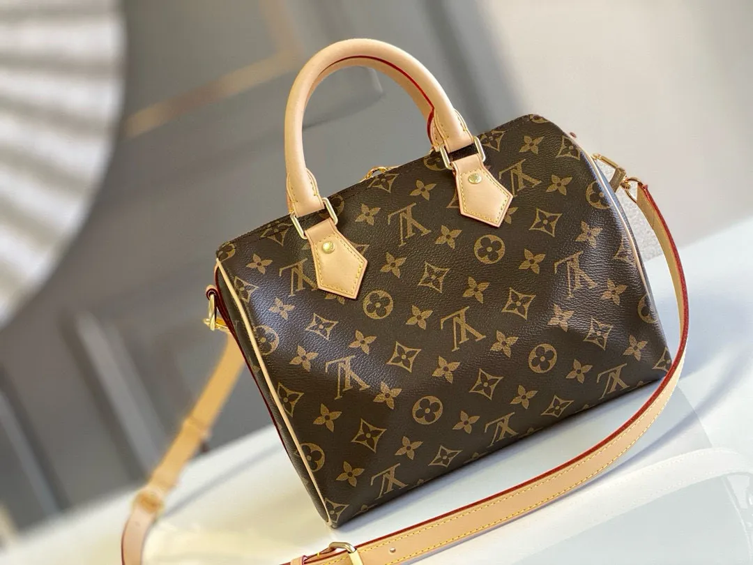 💰760 Top original order M41113 SPEEDY 25 handbag (with shoulder strap) The Speedy 25 handbag is an ideal urban handbag. Iconic shape and classic Monogram canvas, combined with multiple carrying options and luxurious natural cowhide leather trim give the bag a fashion-forward feel. Detailed Features 25 x 19 x 15 cm (Length x Height x Width) Shiny gold-tone hardware and padlock Lockable double zipper closure Internal pocket D-ring for keys and accessories Soft fabric lining Shoulder strap: removable, adjustable Strap half-length: 46.5 cm Half-length strap adjustable to: 55.0 cm Handle: double handle
