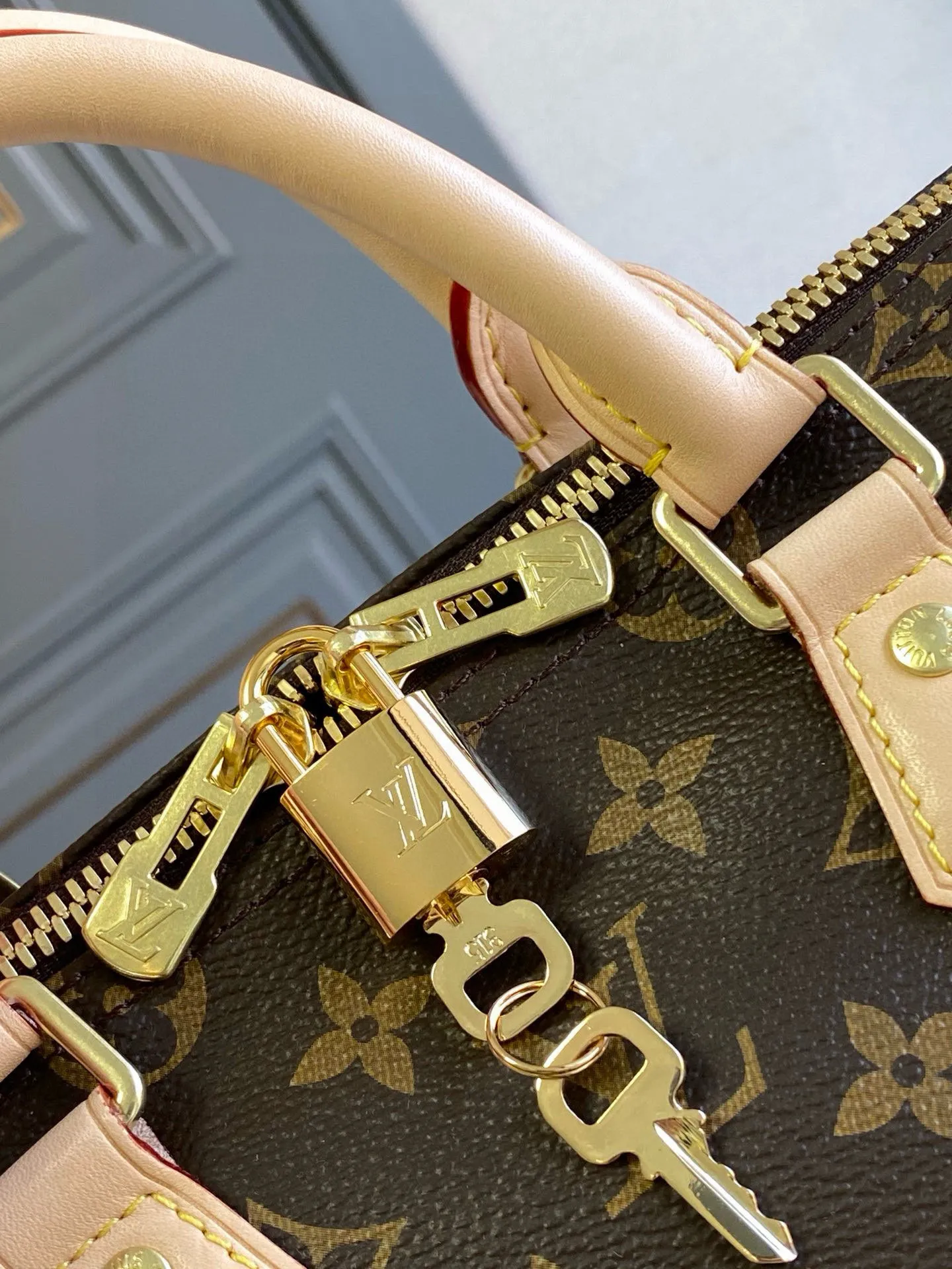 💰760 Top original order M41113 SPEEDY 25 handbag (with shoulder strap) The Speedy 25 handbag is an ideal urban handbag. Iconic shape and classic Monogram canvas, combined with multiple carrying options and luxurious natural cowhide leather trim give the bag a fashion-forward feel. Detailed Features 25 x 19 x 15 cm (Length x Height x Width) Shiny gold-tone hardware and padlock Lockable double zipper closure Internal pocket D-ring for keys and accessories Soft fabric lining Shoulder strap: removable, adjustable Strap half-length: 46.5 cm Half-length strap adjustable to: 55.0 cm Handle: double handle