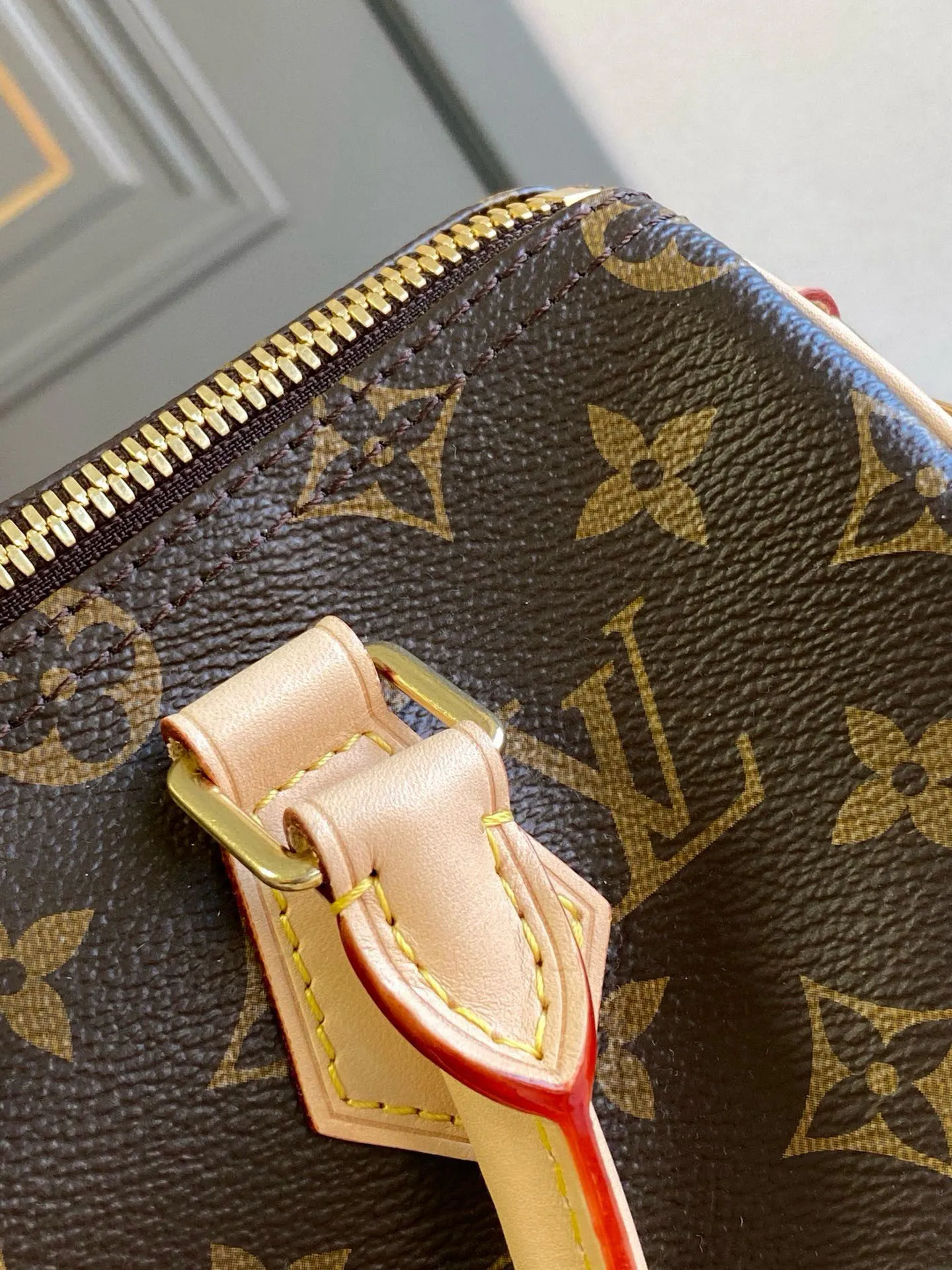 💰760 Top original order M41113 SPEEDY 25 handbag (with shoulder strap) The Speedy 25 handbag is an ideal urban handbag. Iconic shape and classic Monogram canvas, combined with multiple carrying options and luxurious natural cowhide leather trim give the bag a fashion-forward feel. Detailed Features 25 x 19 x 15 cm (Length x Height x Width) Shiny gold-tone hardware and padlock Lockable double zipper closure Internal pocket D-ring for keys and accessories Soft fabric lining Shoulder strap: removable, adjustable Strap half-length: 46.5 cm Half-length strap adjustable to: 55.0 cm Handle: double handle