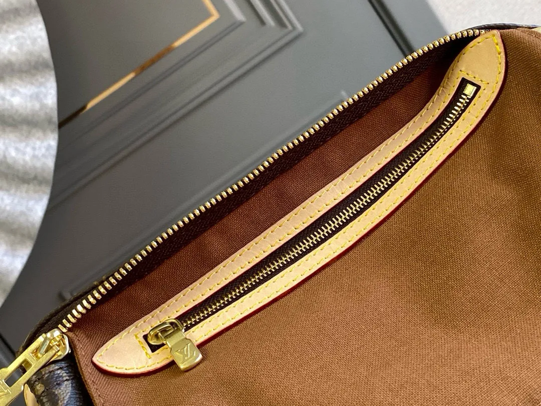 💰760 Top original order M41113 SPEEDY 25 handbag (with shoulder strap) The Speedy 25 handbag is an ideal urban handbag. Iconic shape and classic Monogram canvas, combined with multiple carrying options and luxurious natural cowhide leather trim give the bag a fashion-forward feel. Detailed Features 25 x 19 x 15 cm (Length x Height x Width) Shiny gold-tone hardware and padlock Lockable double zipper closure Internal pocket D-ring for keys and accessories Soft fabric lining Shoulder strap: removable, adjustable Strap half-length: 46.5 cm Half-length strap adjustable to: 55.0 cm Handle: double handle