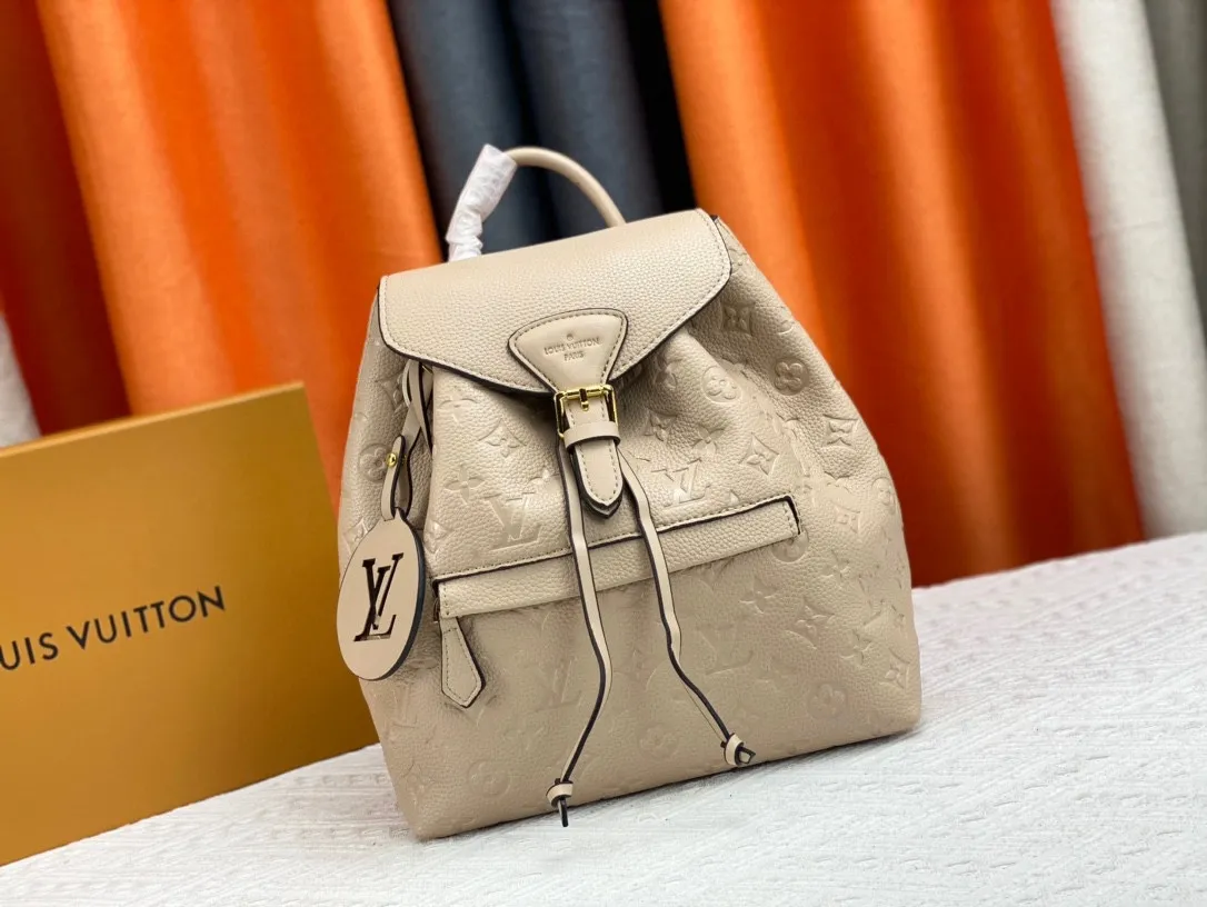 P220 M45501M45410M45205MM45397-The Montsouris backpack, which came out in 1994, is this time covered in Monogram Empreinte embossed leather, embellished with vintage metal buckles and LV charms. The zippered outer pocket allows for easy access, and the adjustable shoulder strap provides a comfortable shoulder carrying experience. Detailed features 27.5 x 33.0 x 14.0 cm (L x H x W) Embossed cowhide Leather trim Microfiber lining Metal hardware Leather carrying handle Adjustable leather shoulder strap Magnetic closure with drawstring Removable leather LV charm Zippered outer pocket Open inner pocket Handle: single handle