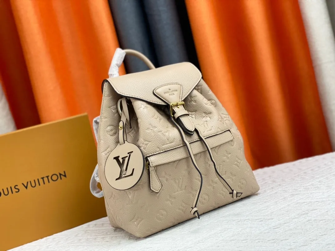 P220 M45501M45410M45205MM45397-The Montsouris backpack, which came out in 1994, is this time covered in Monogram Empreinte embossed leather, embellished with vintage metal buckles and LV charms. The zippered outer pocket allows for easy access, and the adjustable shoulder strap provides a comfortable shoulder carrying experience. Detailed features 27.5 x 33.0 x 14.0 cm (L x H x W) Embossed cowhide Leather trim Microfiber lining Metal hardware Leather carrying handle Adjustable leather shoulder strap Magnetic closure with drawstring Removable leather LV charm Zippered outer pocket Open inner pocket Handle: single handle