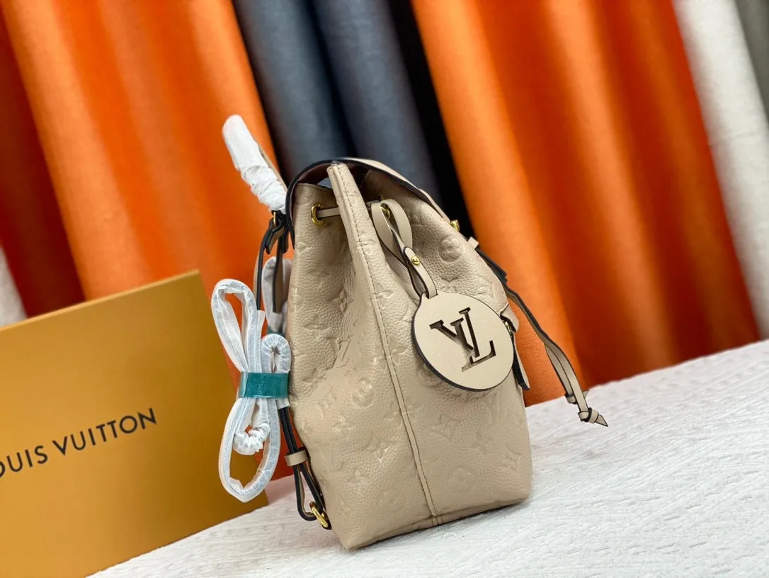 P220 M45501M45410M45205MM45397-The Montsouris backpack, which came out in 1994, is this time covered in Monogram Empreinte embossed leather, embellished with vintage metal buckles and LV charms. The zippered outer pocket allows for easy access, and the adjustable shoulder strap provides a comfortable shoulder carrying experience. Detailed features 27.5 x 33.0 x 14.0 cm (L x H x W) Embossed cowhide Leather trim Microfiber lining Metal hardware Leather carrying handle Adjustable leather shoulder strap Magnetic closure with drawstring Removable leather LV charm Zippered outer pocket Open inner pocket Handle: single handle