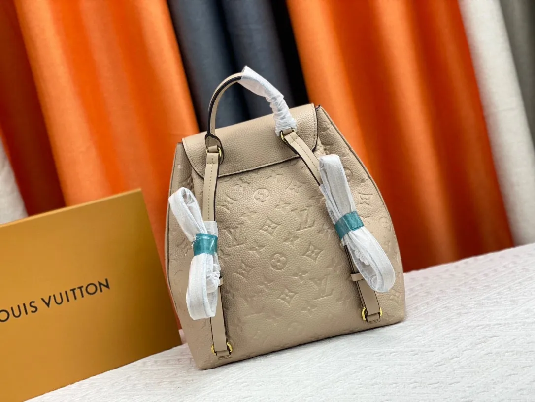 P220 M45501M45410M45205MM45397-The Montsouris backpack, which came out in 1994, is this time covered in Monogram Empreinte embossed leather, embellished with vintage metal buckles and LV charms. The zippered outer pocket allows for easy access, and the adjustable shoulder strap provides a comfortable shoulder carrying experience. Detailed features 27.5 x 33.0 x 14.0 cm (L x H x W) Embossed cowhide Leather trim Microfiber lining Metal hardware Leather carrying handle Adjustable leather shoulder strap Magnetic closure with drawstring Removable leather LV charm Zippered outer pocket Open inner pocket Handle: single handle