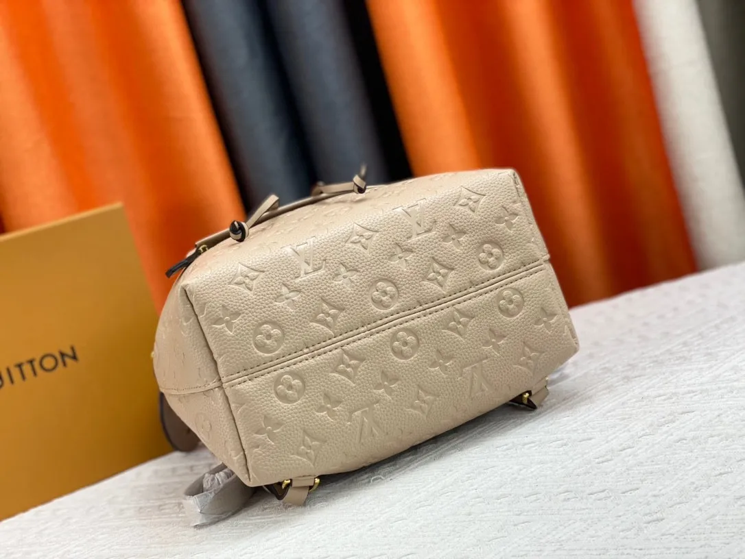 P220 M45501M45410M45205MM45397-The Montsouris backpack, which came out in 1994, is this time covered in Monogram Empreinte embossed leather, embellished with vintage metal buckles and LV charms. The zippered outer pocket allows for easy access, and the adjustable shoulder strap provides a comfortable shoulder carrying experience. Detailed features 27.5 x 33.0 x 14.0 cm (L x H x W) Embossed cowhide Leather trim Microfiber lining Metal hardware Leather carrying handle Adjustable leather shoulder strap Magnetic closure with drawstring Removable leather LV charm Zippered outer pocket Open inner pocket Handle: single handle