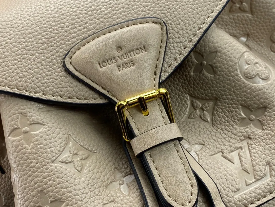 P220 M45501M45410M45205MM45397-The Montsouris backpack, which came out in 1994, is this time covered in Monogram Empreinte embossed leather, embellished with vintage metal buckles and LV charms. The zippered outer pocket allows for easy access, and the adjustable shoulder strap provides a comfortable shoulder carrying experience. Detailed features 27.5 x 33.0 x 14.0 cm (L x H x W) Embossed cowhide Leather trim Microfiber lining Metal hardware Leather carrying handle Adjustable leather shoulder strap Magnetic closure with drawstring Removable leather LV charm Zippered outer pocket Open inner pocket Handle: single handle