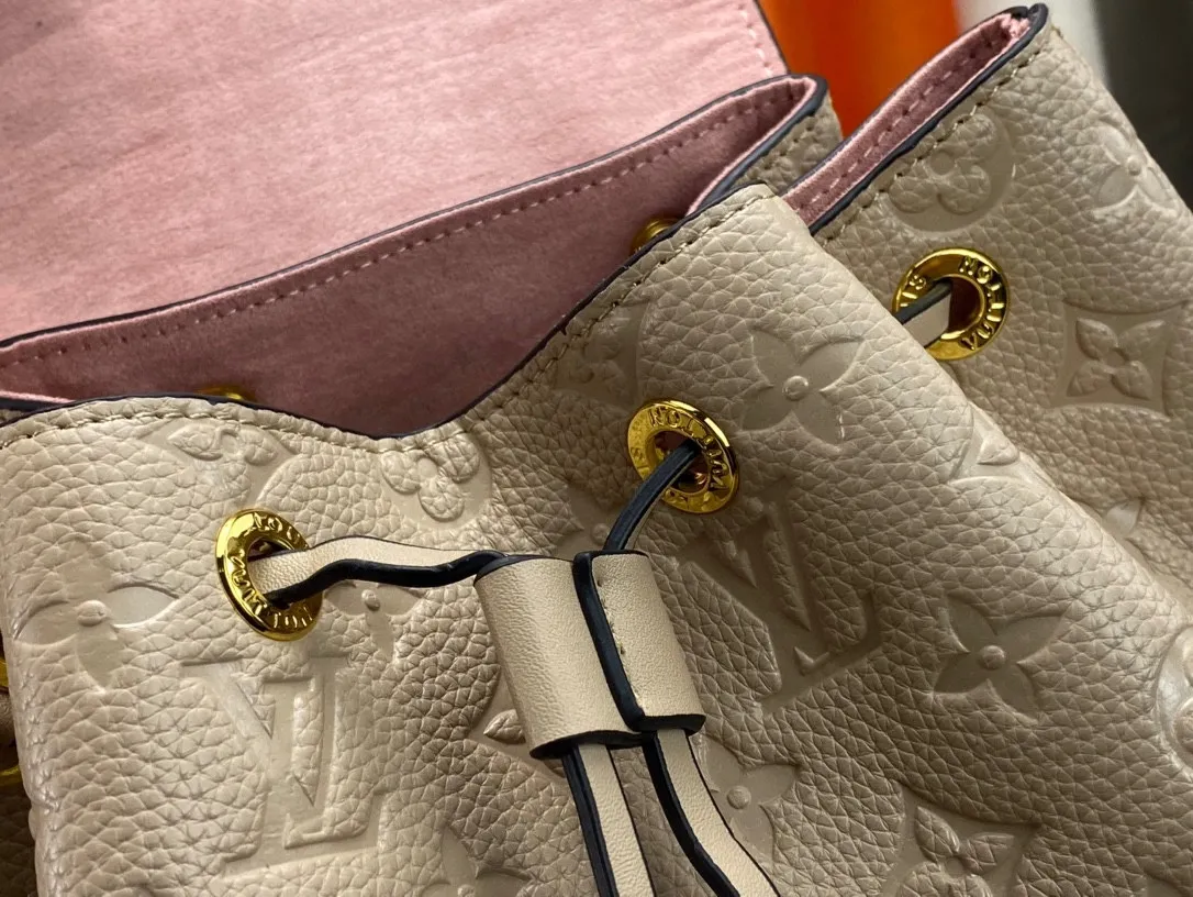 P220 M45501M45410M45205MM45397-The Montsouris backpack, which came out in 1994, is this time covered in Monogram Empreinte embossed leather, embellished with vintage metal buckles and LV charms. The zippered outer pocket allows for easy access, and the adjustable shoulder strap provides a comfortable shoulder carrying experience. Detailed features 27.5 x 33.0 x 14.0 cm (L x H x W) Embossed cowhide Leather trim Microfiber lining Metal hardware Leather carrying handle Adjustable leather shoulder strap Magnetic closure with drawstring Removable leather LV charm Zippered outer pocket Open inner pocket Handle: single handle