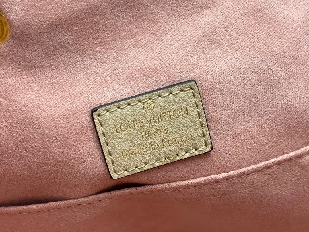 P220 M45501M45410M45205MM45397-The Montsouris backpack, which came out in 1994, is this time covered in Monogram Empreinte embossed leather, embellished with vintage metal buckles and LV charms. The zippered outer pocket allows for easy access, and the adjustable shoulder strap provides a comfortable shoulder carrying experience. Detailed features 27.5 x 33.0 x 14.0 cm (L x H x W) Embossed cowhide Leather trim Microfiber lining Metal hardware Leather carrying handle Adjustable leather shoulder strap Magnetic closure with drawstring Removable leather LV charm Zippered outer pocket Open inner pocket Handle: single handle