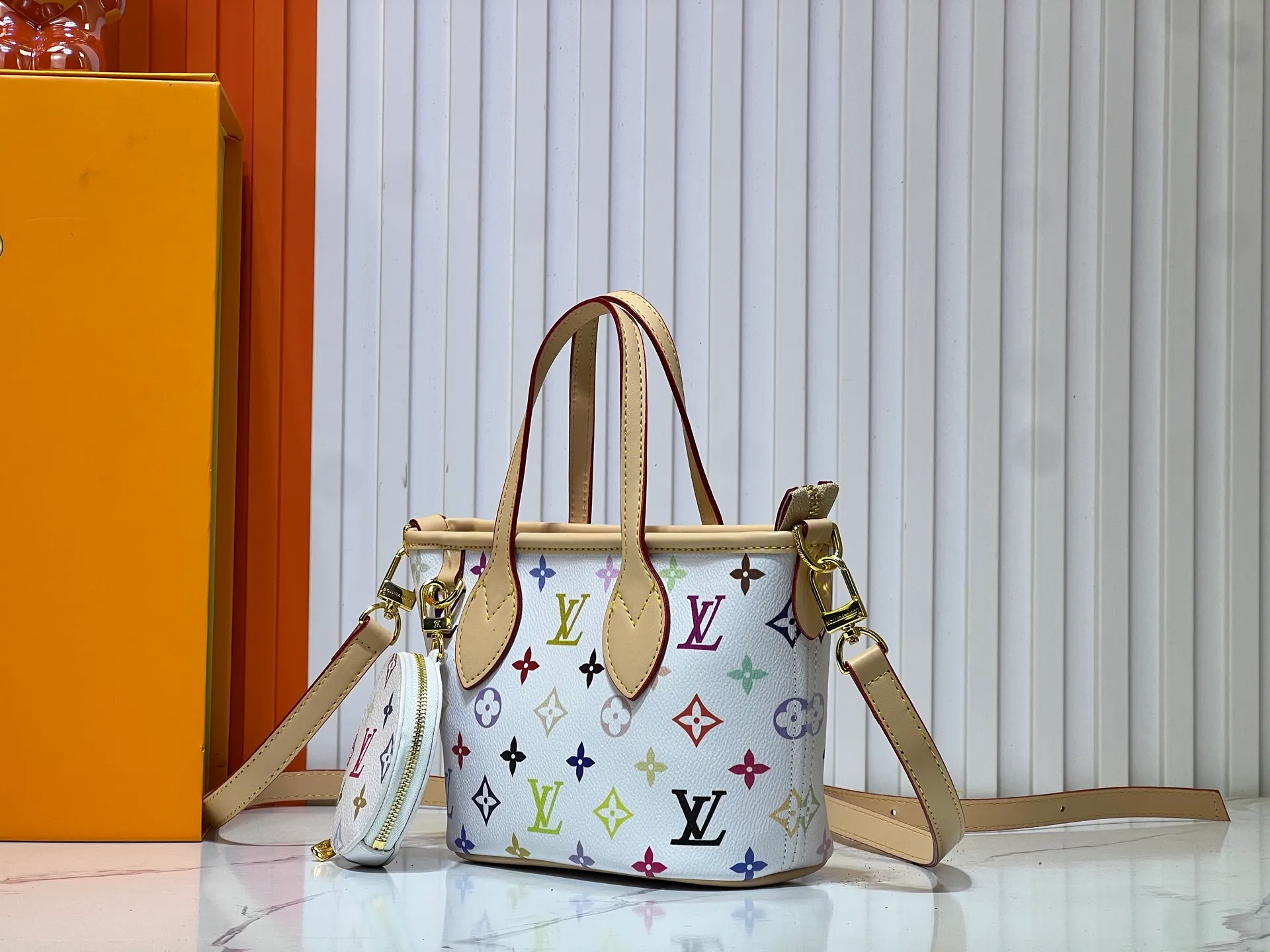 Batch 280💰M46705 NEVERFULL BB handbag white tricolor Takashi Murakami co-branded Neverfull classic handbag, explore the exquisite details inside the bag The redesigned inner bag is equipped with details inspired by the Louis Vuitton archives The pocket is lined with linen fabric Removable zipper clutch with the same color inner bag Natural cowhide trim Shining gold metal hardware Handle: size 24.14.9cm