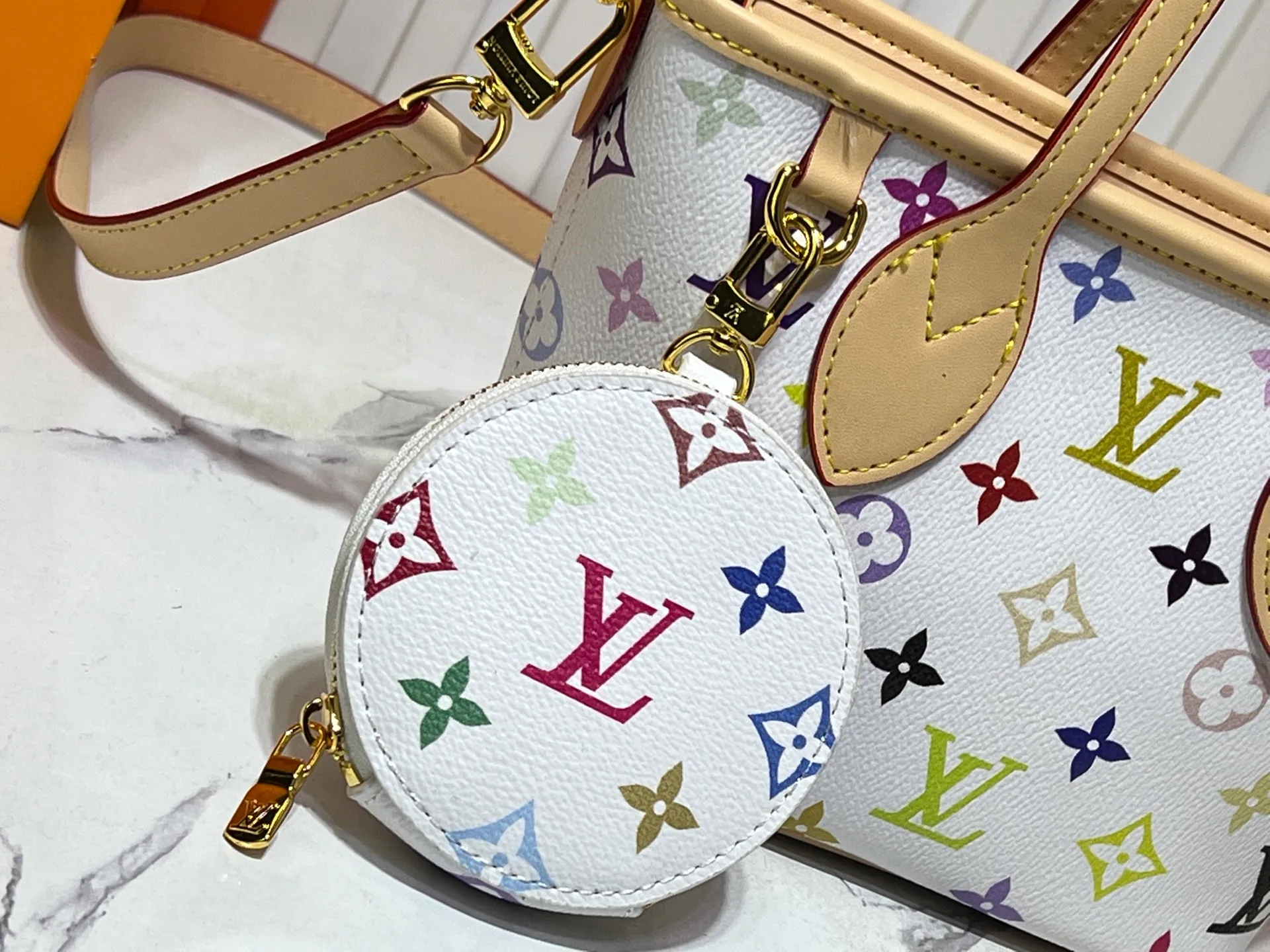 Batch 280💰M46705 NEVERFULL BB handbag white tricolor Takashi Murakami co-branded Neverfull classic handbag, explore the exquisite details inside the bag The redesigned inner bag is equipped with details inspired by the Louis Vuitton archives The pocket is lined with linen fabric Removable zipper clutch with the same color inner bag Natural cowhide trim Shining gold metal hardware Handle: size 24.14.9cm