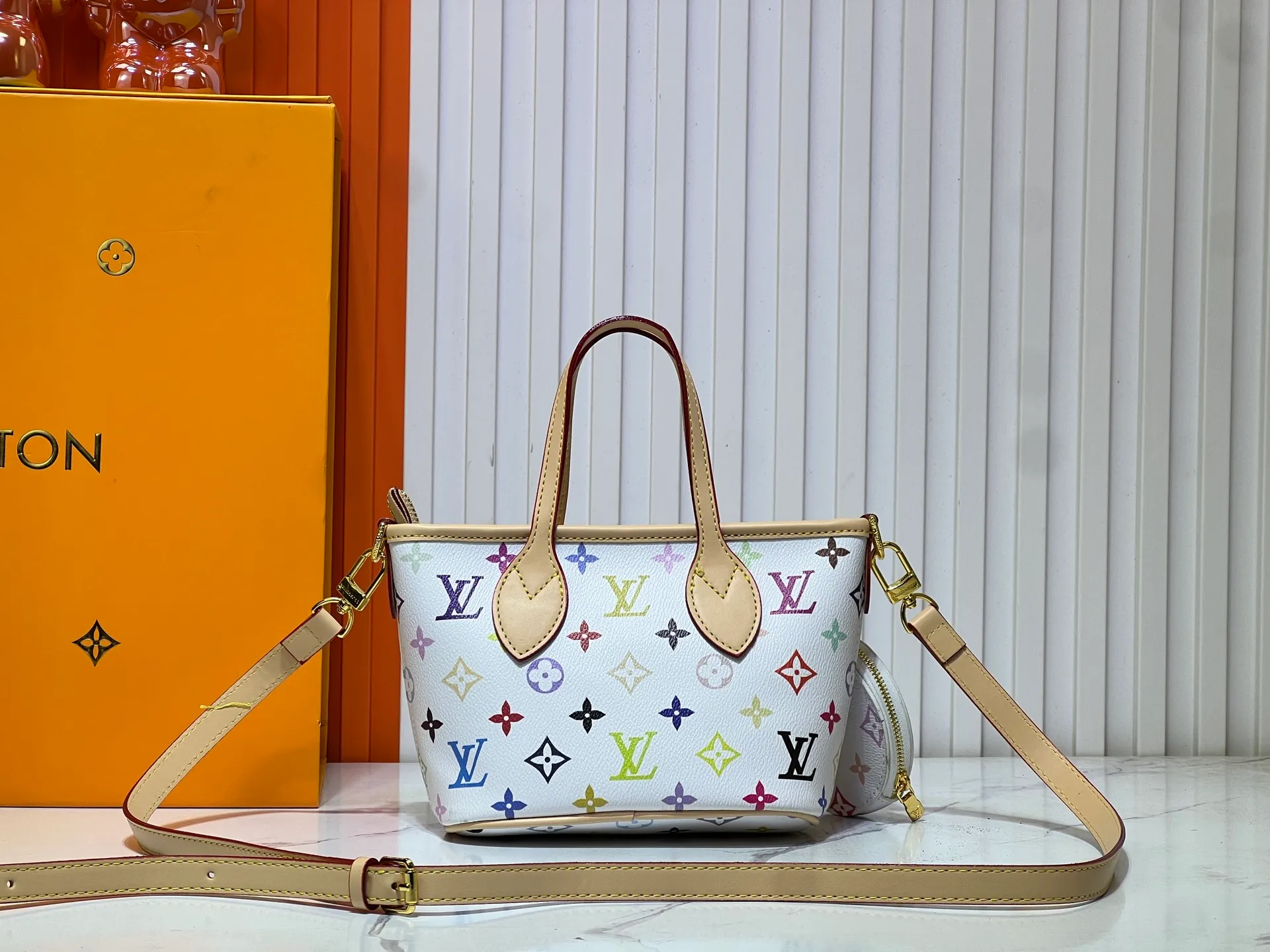 Batch 280💰M46705 NEVERFULL BB handbag white tricolor Takashi Murakami co-branded Neverfull classic handbag, explore the exquisite details inside the bag The redesigned inner bag is equipped with details inspired by the Louis Vuitton archives The pocket is lined with linen fabric Removable zipper clutch with the same color inner bag Natural cowhide trim Shining gold metal hardware Handle: size 24.14.9cm