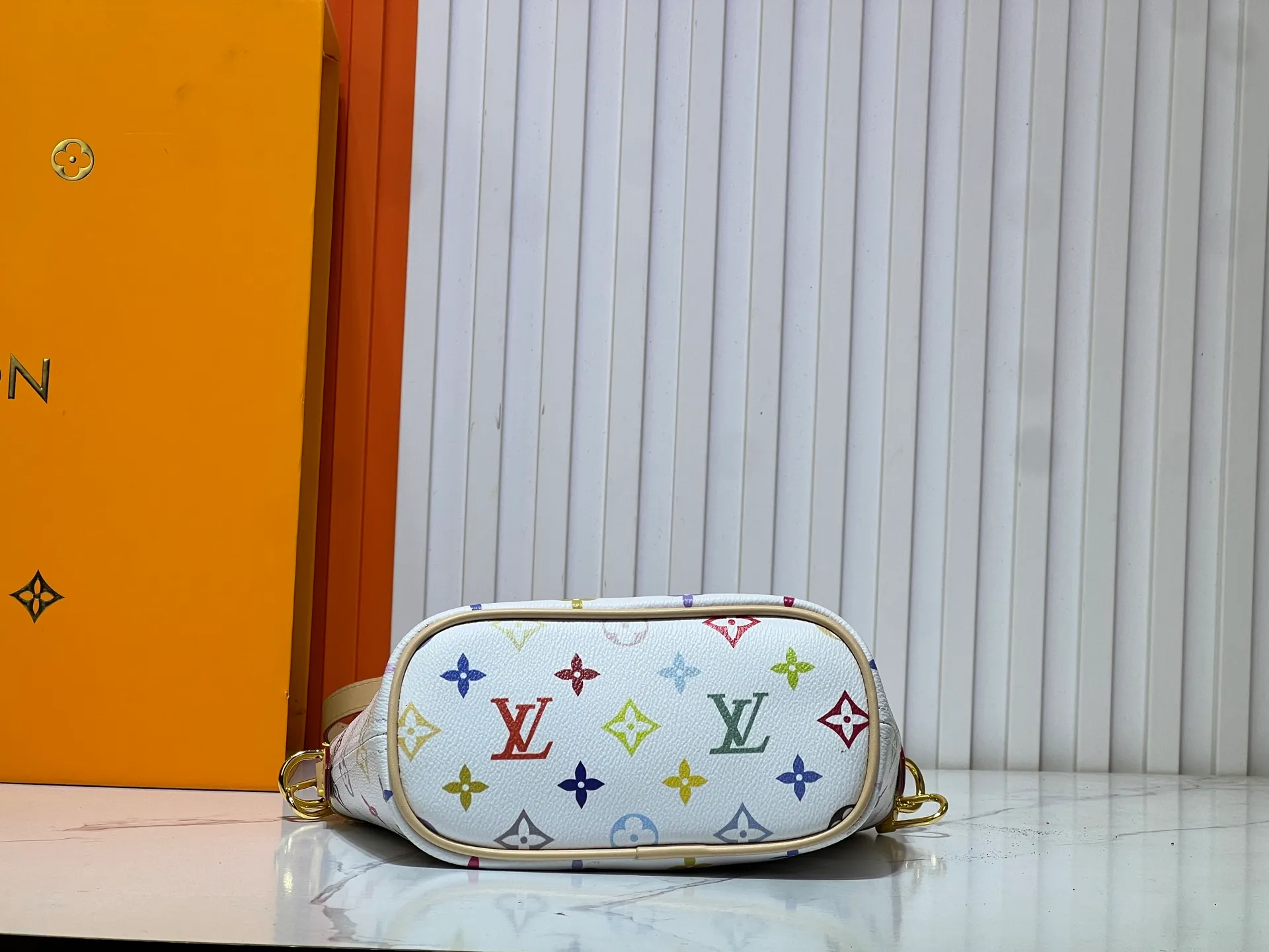 Batch 280💰M46705 NEVERFULL BB handbag white tricolor Takashi Murakami co-branded Neverfull classic handbag, explore the exquisite details inside the bag The redesigned inner bag is equipped with details inspired by the Louis Vuitton archives The pocket is lined with linen fabric Removable zipper clutch with the same color inner bag Natural cowhide trim Shining gold metal hardware Handle: size 24.14.9cm