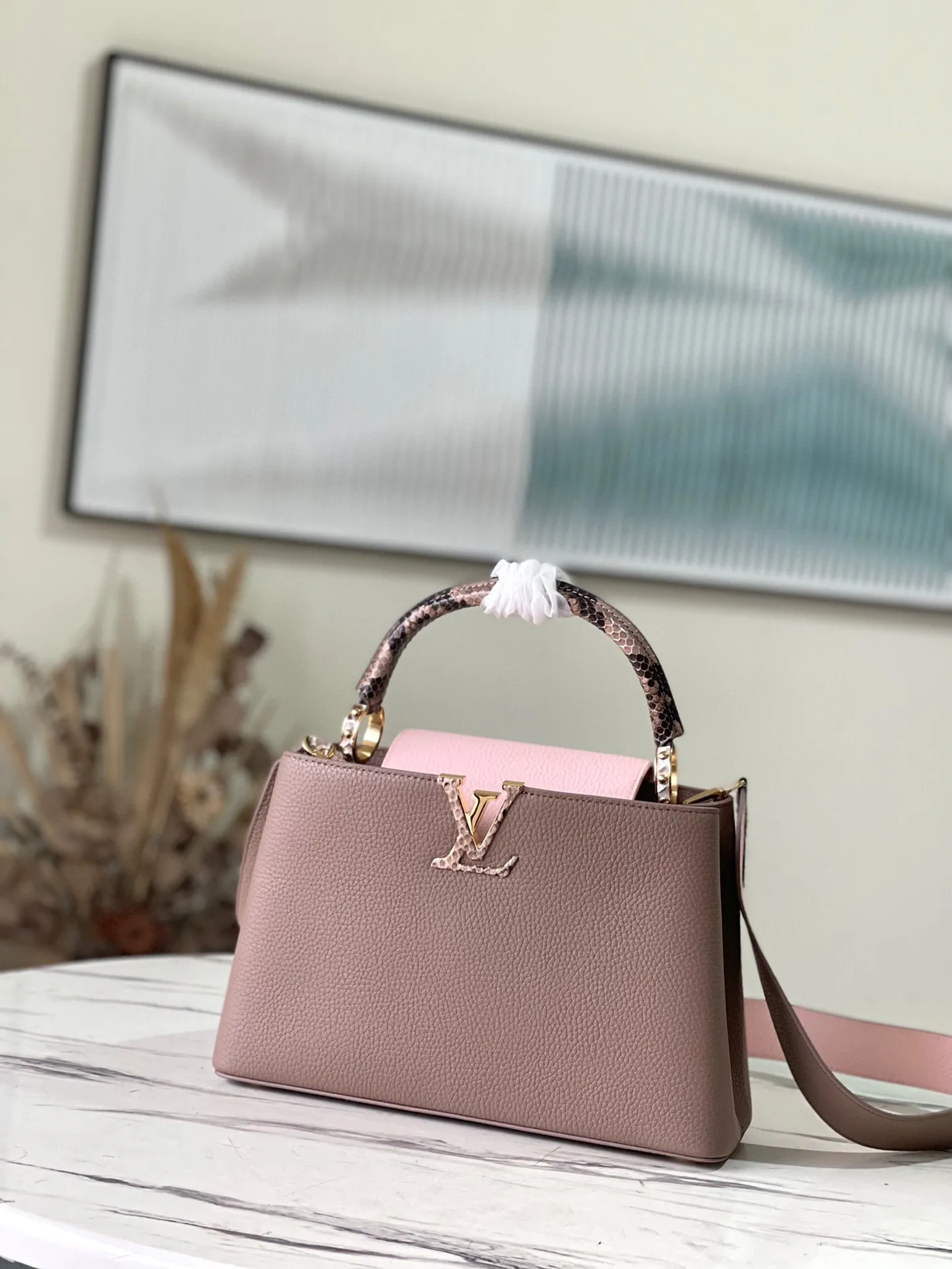 💰2460 (special grade original leather) M99336 color matching with python leather gold buckle This Capucines medium handbag is made of full-grain cow leather to create a modern collision of dark and light tones. Signature accents are incorporated into the lettering and side loops, while the top handle and detachable shoulder strap allow for multiple carry options. Detailed features: 31.5 x 20 x 11 cm (length x height x width)