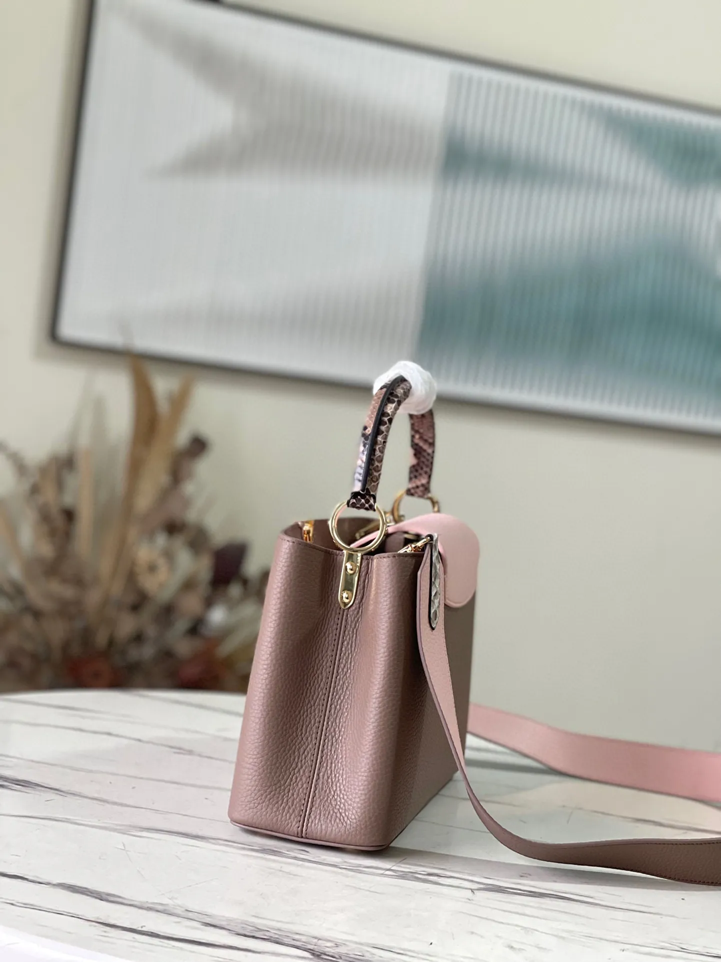 💰2460 (special grade original leather) M99336 color matching with python leather gold buckle This Capucines medium handbag is made of full-grain cow leather to create a modern collision of dark and light tones. Signature accents are incorporated into the lettering and side loops, while the top handle and detachable shoulder strap allow for multiple carry options. Detailed features: 31.5 x 20 x 11 cm (length x height x width)