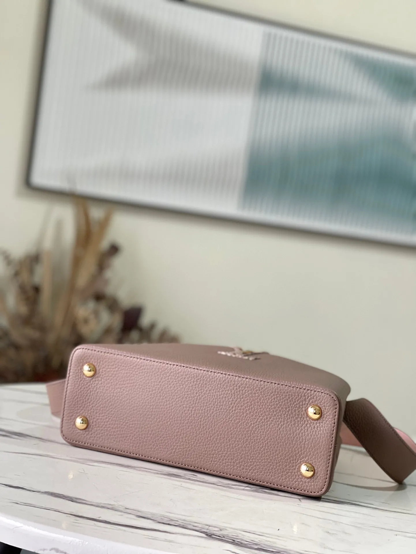 💰2460 (special grade original leather) M99336 color matching with python leather gold buckle This Capucines medium handbag is made of full-grain cow leather to create a modern collision of dark and light tones. Signature accents are incorporated into the lettering and side loops, while the top handle and detachable shoulder strap allow for multiple carry options. Detailed features: 31.5 x 20 x 11 cm (length x height x width)