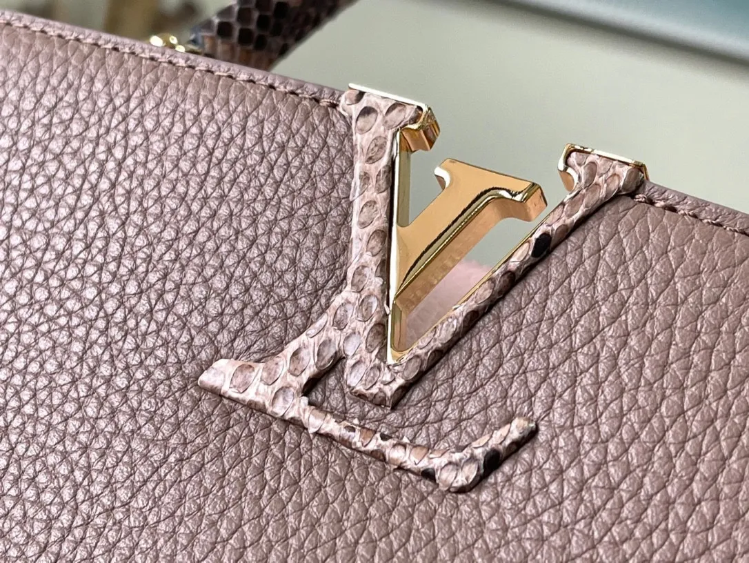 💰2460 (special grade original leather) M99336 color matching with python leather gold buckle This Capucines medium handbag is made of full-grain cow leather to create a modern collision of dark and light tones. Signature accents are incorporated into the lettering and side loops, while the top handle and detachable shoulder strap allow for multiple carry options. Detailed features: 31.5 x 20 x 11 cm (length x height x width)