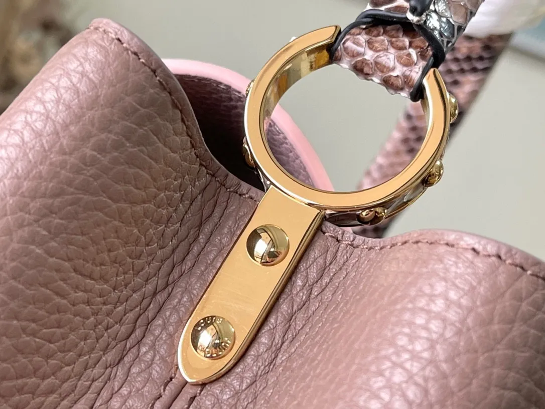 💰2460 (special grade original leather) M99336 color matching with python leather gold buckle This Capucines medium handbag is made of full-grain cow leather to create a modern collision of dark and light tones. Signature accents are incorporated into the lettering and side loops, while the top handle and detachable shoulder strap allow for multiple carry options. Detailed features: 31.5 x 20 x 11 cm (length x height x width)