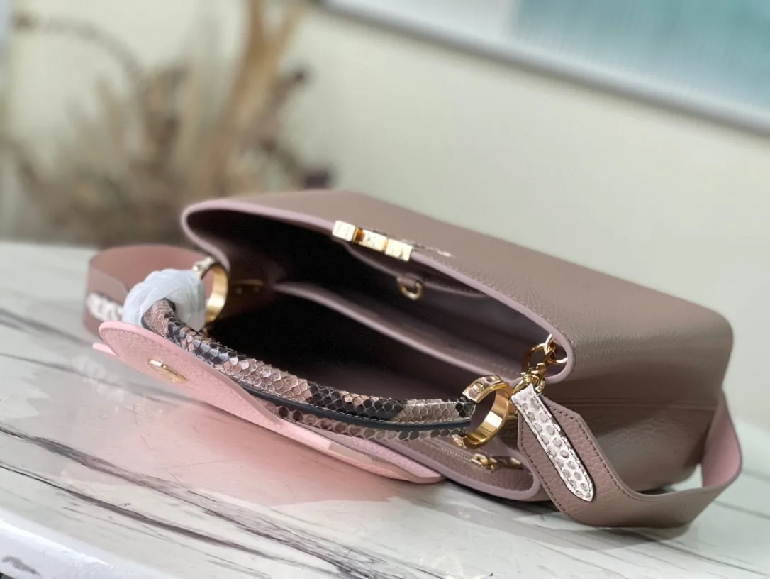 💰2460 (special grade original leather) M99336 color matching with python leather gold buckle This Capucines medium handbag is made of full-grain cow leather to create a modern collision of dark and light tones. Signature accents are incorporated into the lettering and side loops, while the top handle and detachable shoulder strap allow for multiple carry options. Detailed features: 31.5 x 20 x 11 cm (length x height x width)