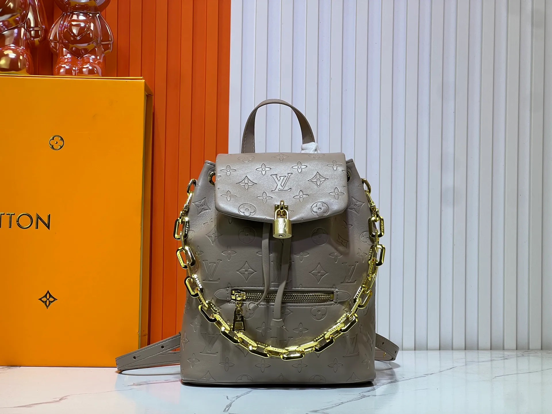 Batch 280💰M13357 Coussin Backpack small handbag joins the Coussin series with a backpack configuration. It is made of soft Monogram embossed leather and integrated with the iconic LV padlock, combining modern style and functional considerations. The detachable Coussin chain releases the metal edge, and the zippered front pocket makes it easy to access various small items. Size: 21X26X10 cm