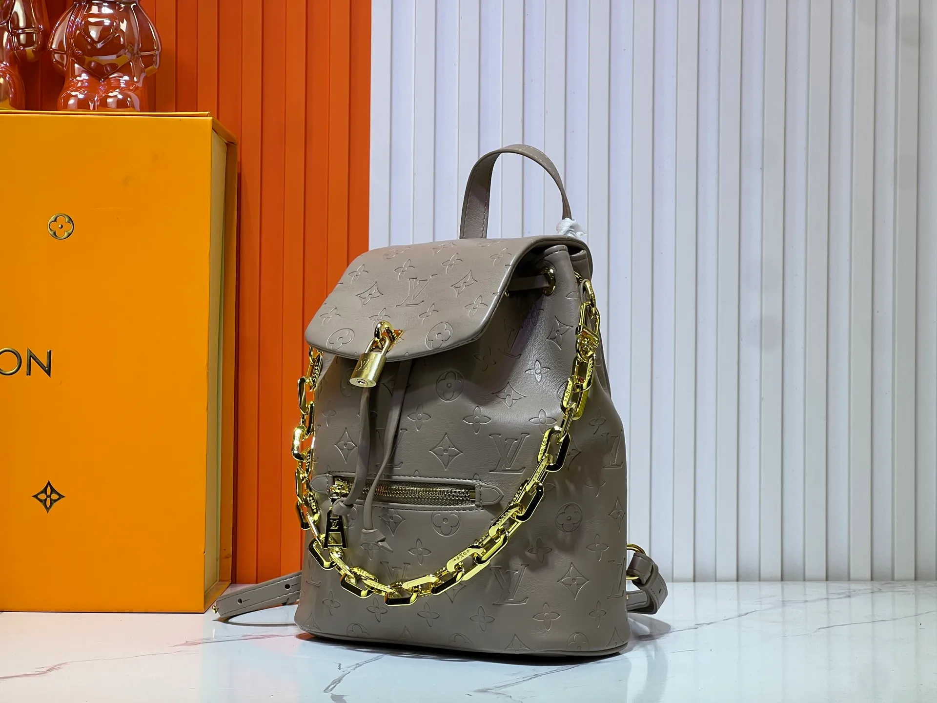 Batch 280💰M13357 Coussin Backpack small handbag joins the Coussin series with a backpack configuration. It is made of soft Monogram embossed leather and integrated with the iconic LV padlock, combining modern style and functional considerations. The detachable Coussin chain releases the metal edge, and the zippered front pocket makes it easy to access various small items. Size: 21X26X10 cm