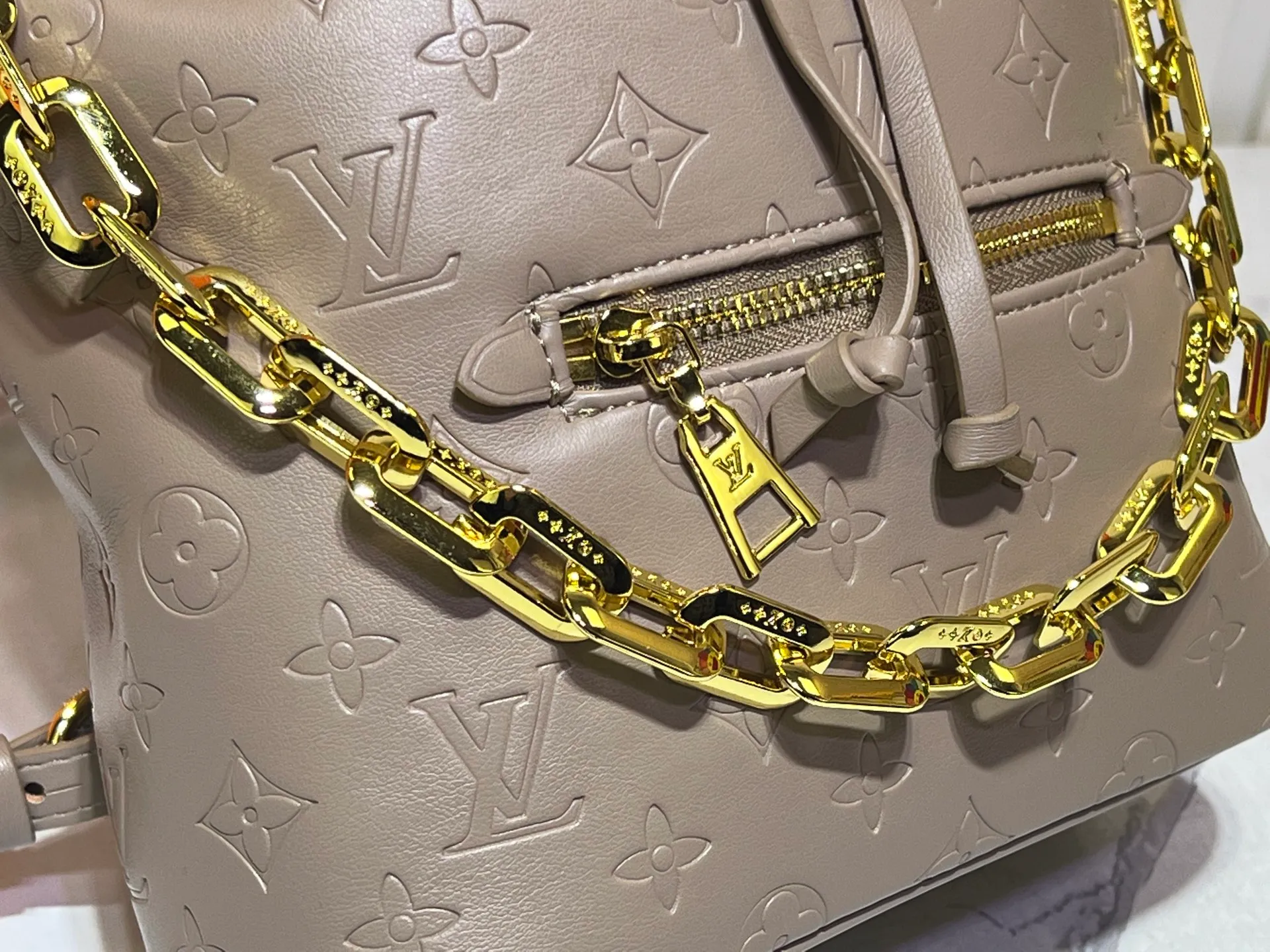 Batch 280💰M13357 Coussin Backpack small handbag joins the Coussin series with a backpack configuration. It is made of soft Monogram embossed leather and integrated with the iconic LV padlock, combining modern style and functional considerations. The detachable Coussin chain releases the metal edge, and the zippered front pocket makes it easy to access various small items. Size: 21X26X10 cm