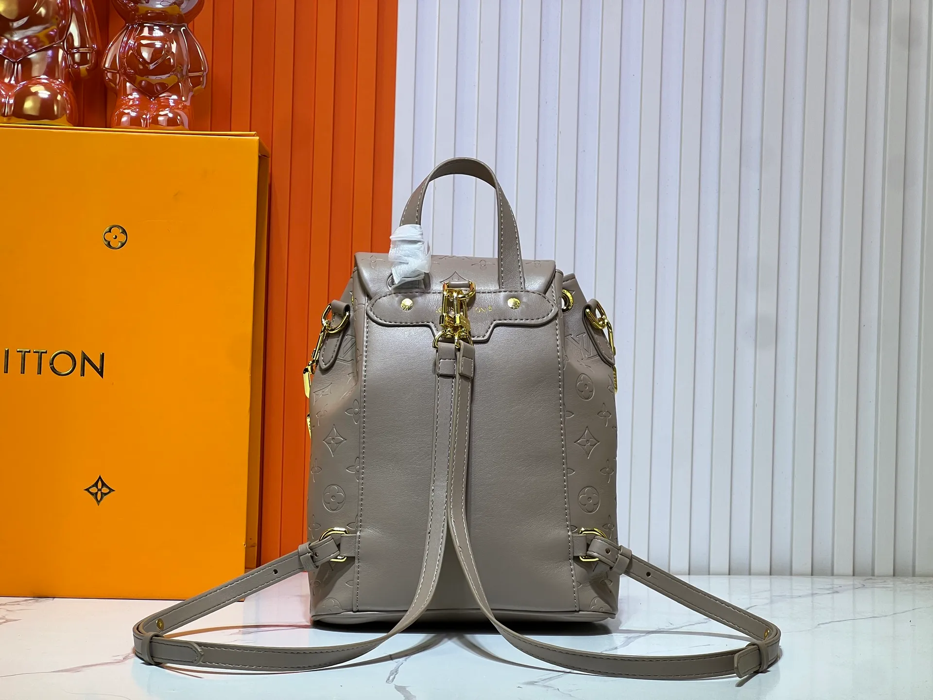Batch 280💰M13357 Coussin Backpack small handbag joins the Coussin series with a backpack configuration. It is made of soft Monogram embossed leather and integrated with the iconic LV padlock, combining modern style and functional considerations. The detachable Coussin chain releases the metal edge, and the zippered front pocket makes it easy to access various small items. Size: 21X26X10 cm