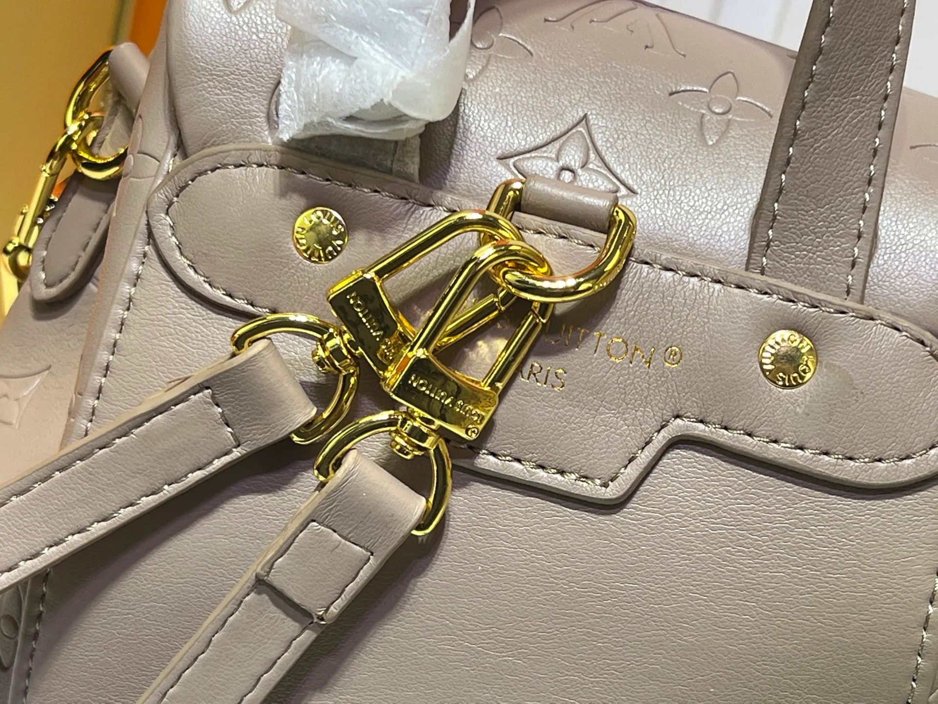 Batch 280💰M13357 Coussin Backpack small handbag joins the Coussin series with a backpack configuration. It is made of soft Monogram embossed leather and integrated with the iconic LV padlock, combining modern style and functional considerations. The detachable Coussin chain releases the metal edge, and the zippered front pocket makes it easy to access various small items. Size: 21X26X10 cm