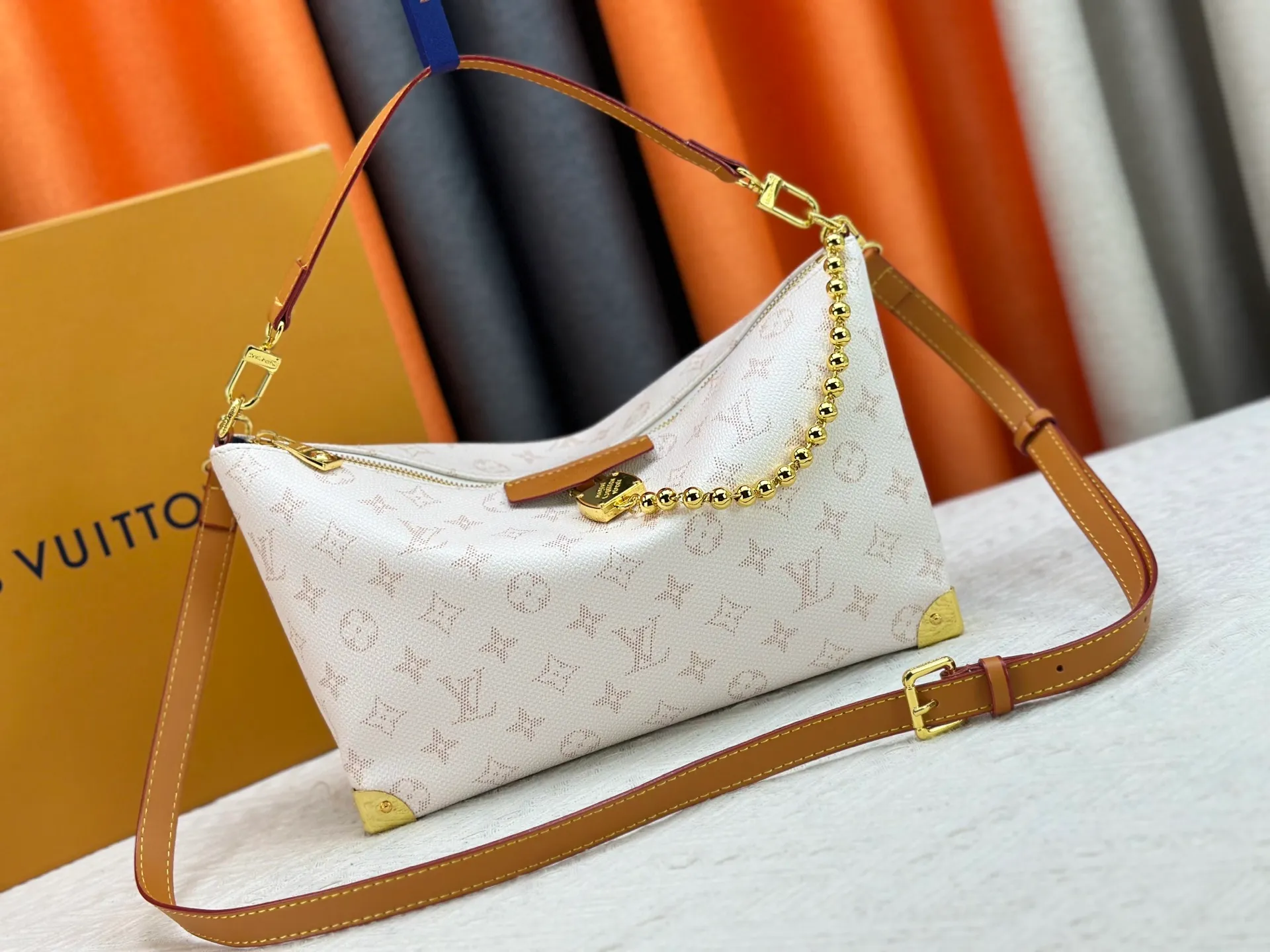 P280 Upgraded original version M14661 This version of Hills chette draws inspiration from Louis Vuitton’s iconic Monogram canvas and is dazzlingly embellished with Monogram Mini. This handbag is a 2025 new design, decorated with cowhide trim and gold metal parts. The length of the handle can be adjusted to the most suitable length, and there is ample space inside the bag to store a mobile phone, business card holder, lipstick and keys. 32x 19x 9.5 cm (length x height x width)