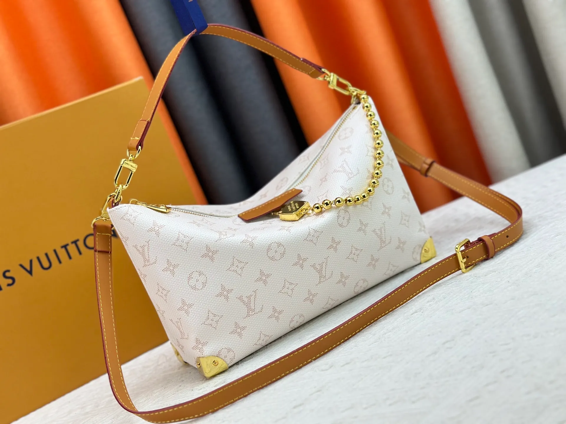 P280 Upgraded original version M14661 This version of Hills chette draws inspiration from Louis Vuitton’s iconic Monogram canvas and is dazzlingly embellished with Monogram Mini. This handbag is a 2025 new design, decorated with cowhide trim and gold metal parts. The length of the handle can be adjusted to the most suitable length, and there is ample space inside the bag to store a mobile phone, business card holder, lipstick and keys. 32x 19x 9.5 cm (length x height x width)