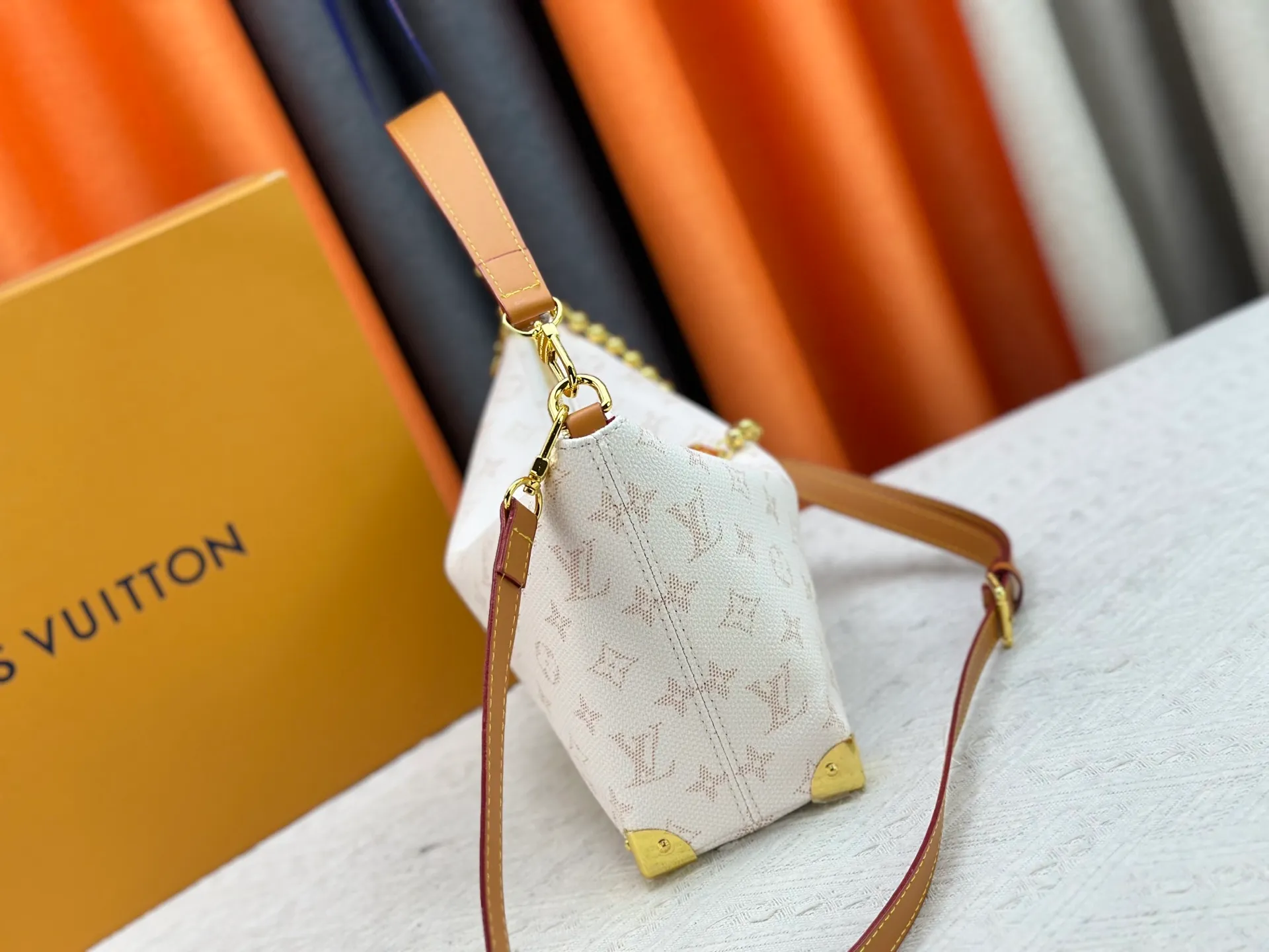 P280 Upgraded original version M14661 This version of Hills chette draws inspiration from Louis Vuitton’s iconic Monogram canvas and is dazzlingly embellished with Monogram Mini. This handbag is a 2025 new design, decorated with cowhide trim and gold metal parts. The length of the handle can be adjusted to the most suitable length, and there is ample space inside the bag to store a mobile phone, business card holder, lipstick and keys. 32x 19x 9.5 cm (length x height x width)