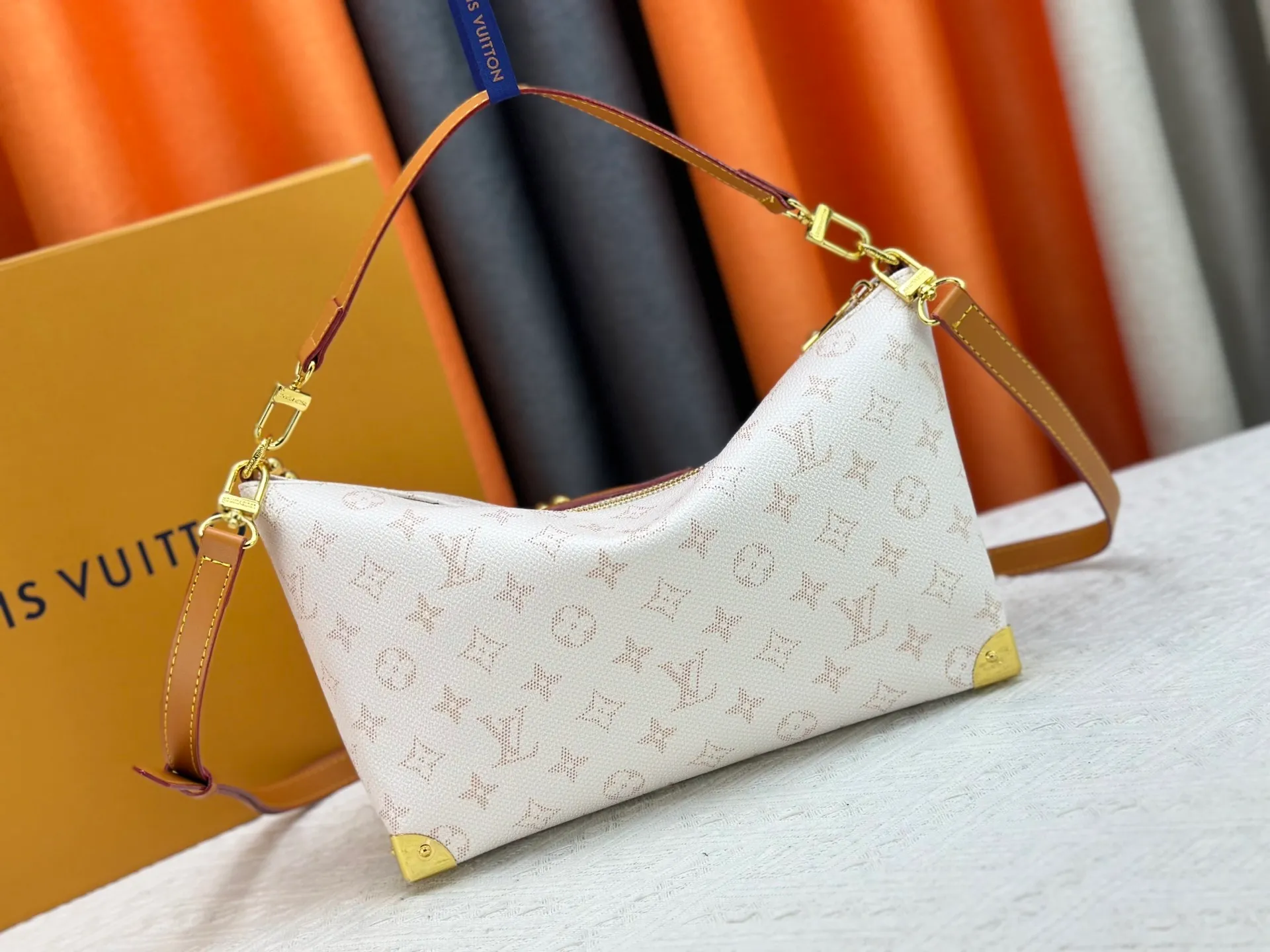 P280 Upgraded original version M14661 This version of Hills chette draws inspiration from Louis Vuitton’s iconic Monogram canvas and is dazzlingly embellished with Monogram Mini. This handbag is a 2025 new design, decorated with cowhide trim and gold metal parts. The length of the handle can be adjusted to the most suitable length, and there is ample space inside the bag to store a mobile phone, business card holder, lipstick and keys. 32x 19x 9.5 cm (length x height x width)