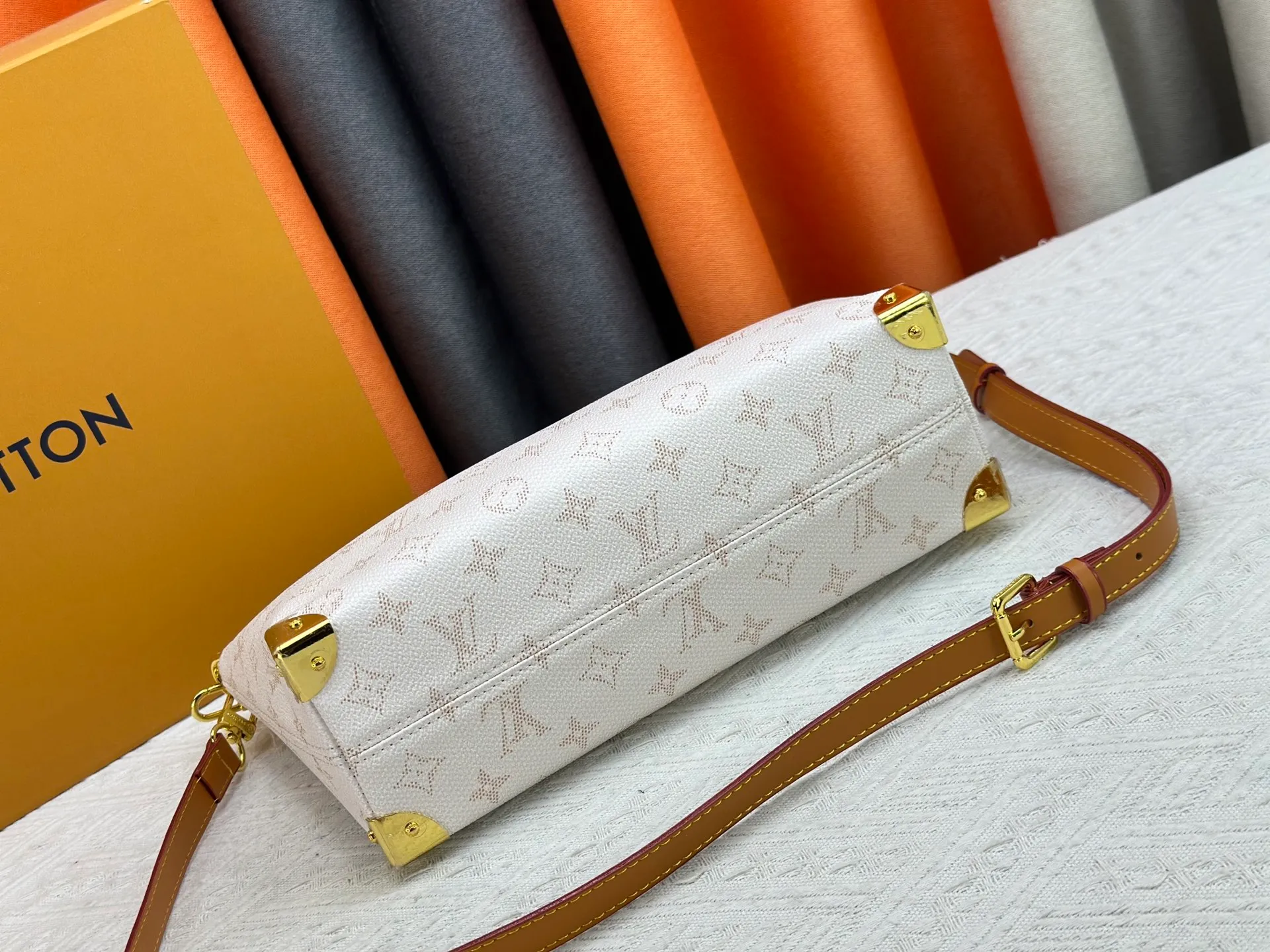 P280 Upgraded original version M14661 This version of Hills chette draws inspiration from Louis Vuitton’s iconic Monogram canvas and is dazzlingly embellished with Monogram Mini. This handbag is a 2025 new design, decorated with cowhide trim and gold metal parts. The length of the handle can be adjusted to the most suitable length, and there is ample space inside the bag to store a mobile phone, business card holder, lipstick and keys. 32x 19x 9.5 cm (length x height x width)